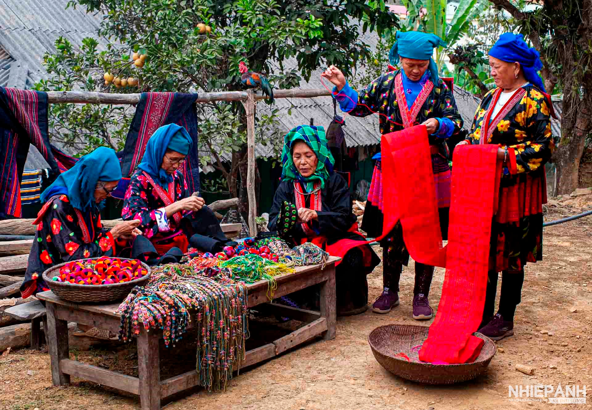 Nghề dệt, thêu truyền thống của người Mông 