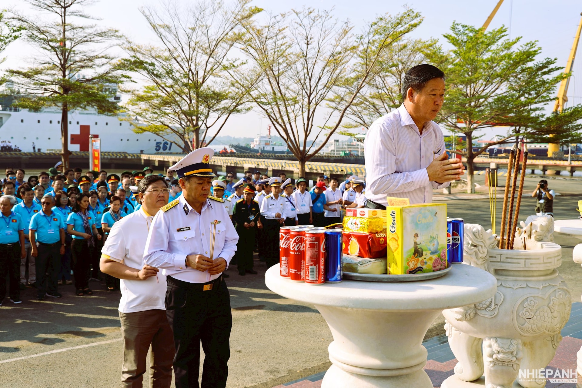 W_1.-le-dang-huong-tuong-niem-cac-anh-hung-liet-si-doan-tau-khong-so-tai-lu-doan-215..jpg