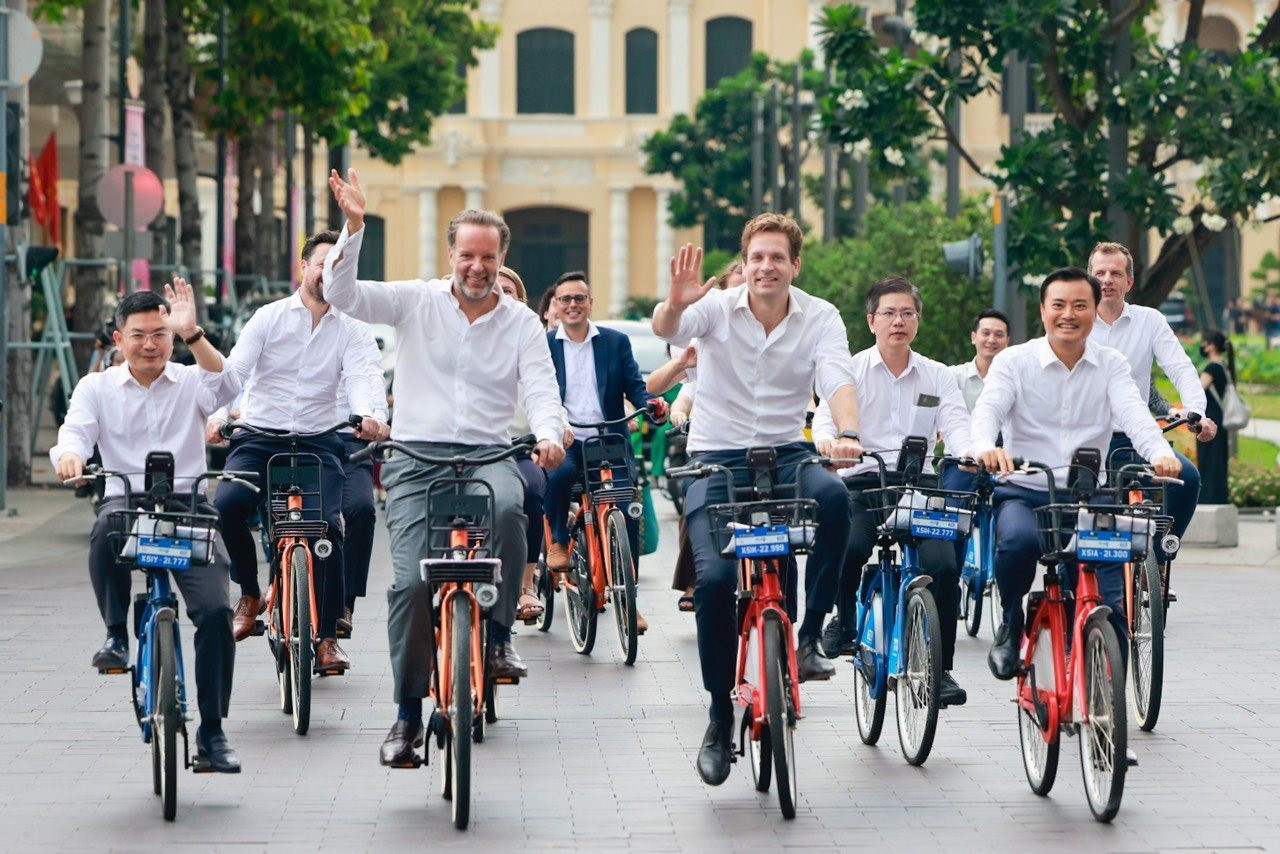 Lãnh đạo TP.HCM và Phó thị trưởng TP Rotterdam đạp xe quanh phố Nguyễn Huệ