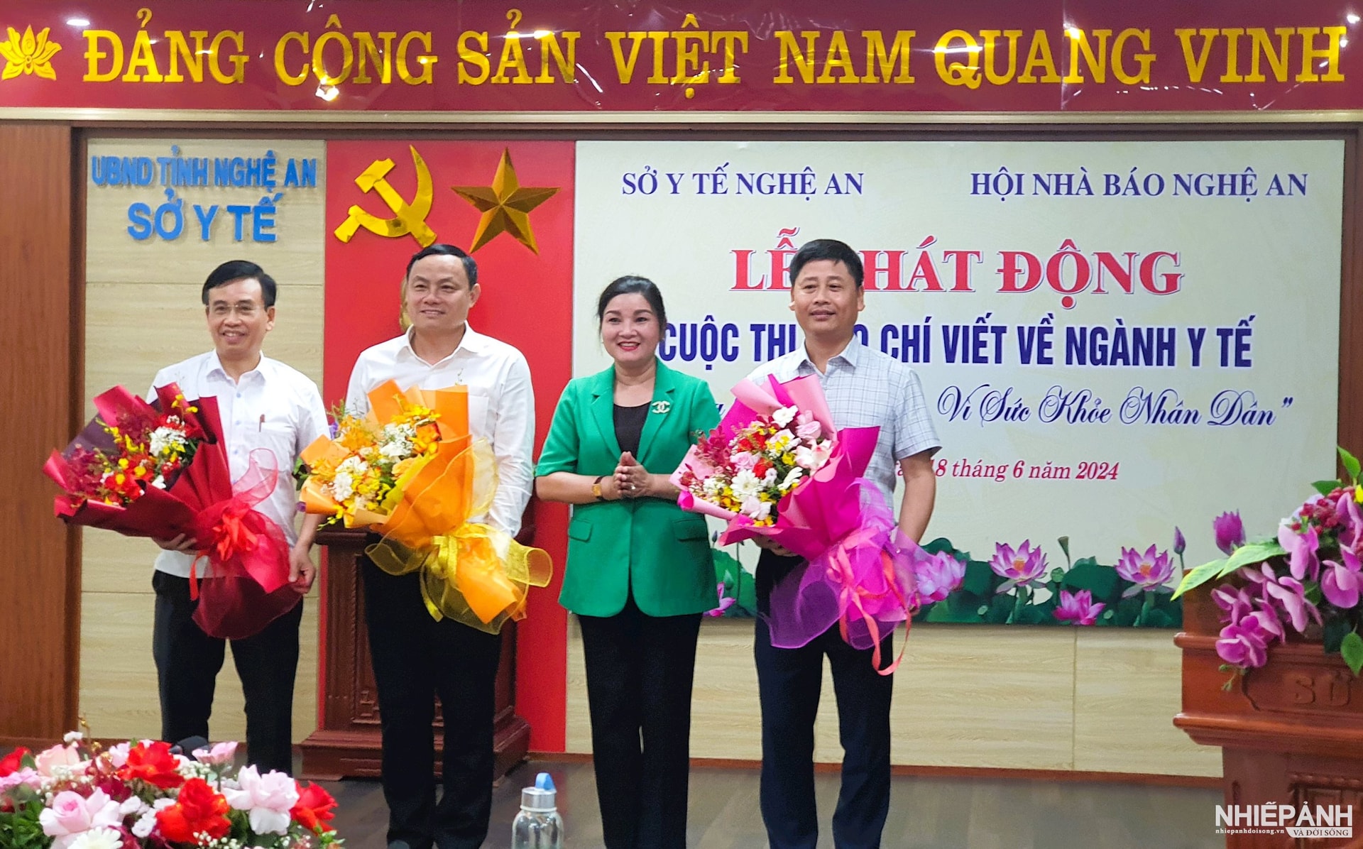 W_9.-nhan-dip-ky-niem-99-nam-bao-chi-cach-mang-viet-nam-21.6-lanh-dao-so-y-te-nghe-an-tang-hoa-chuc-mung-lanh-dao-hoi-nha-bao-nghe-an-ban-tuyen-giao-va-so-tttt-tinh.jpg