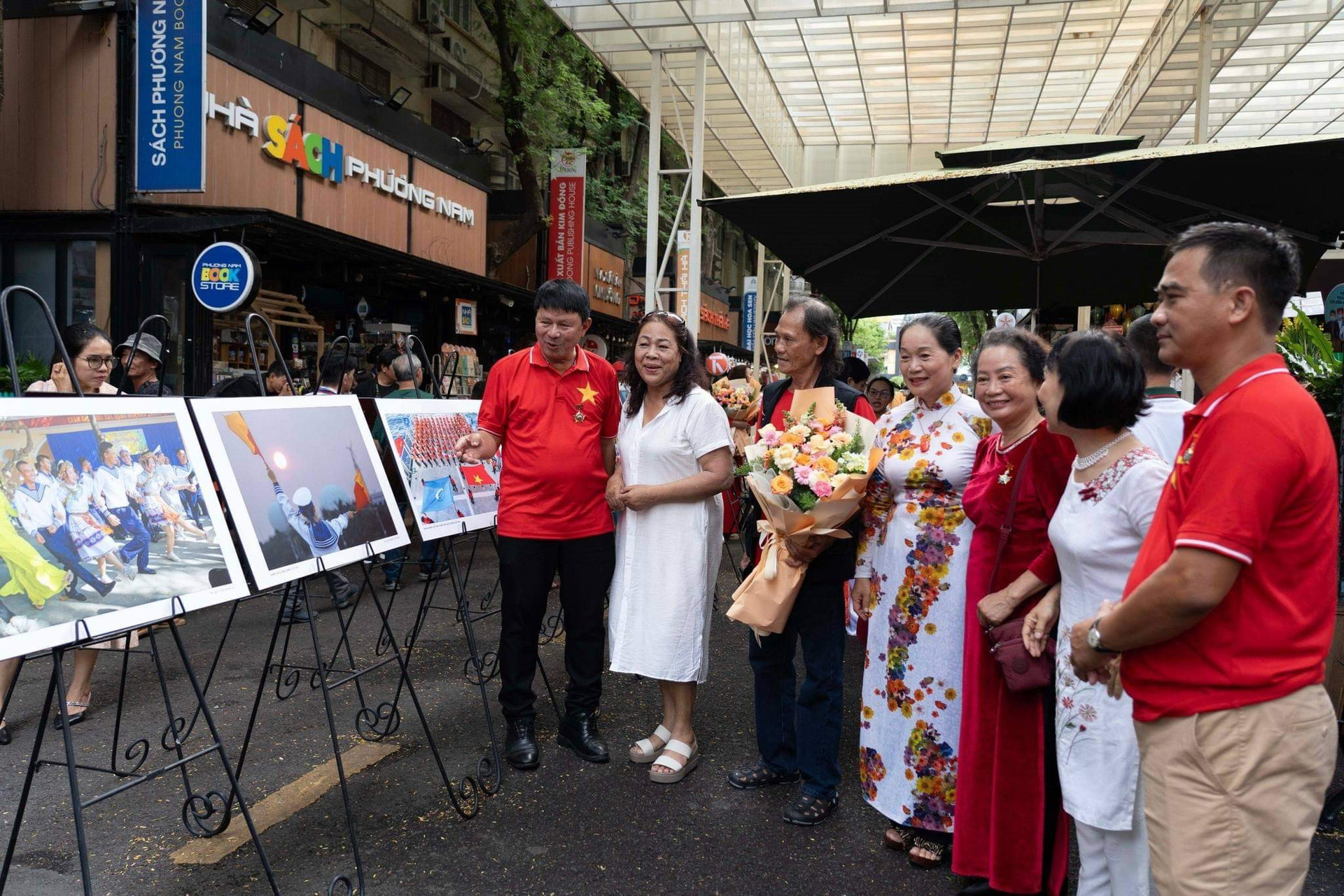 Đỏ rực màu cờ tại trung tâm Thành phố Hồ Chí Minh