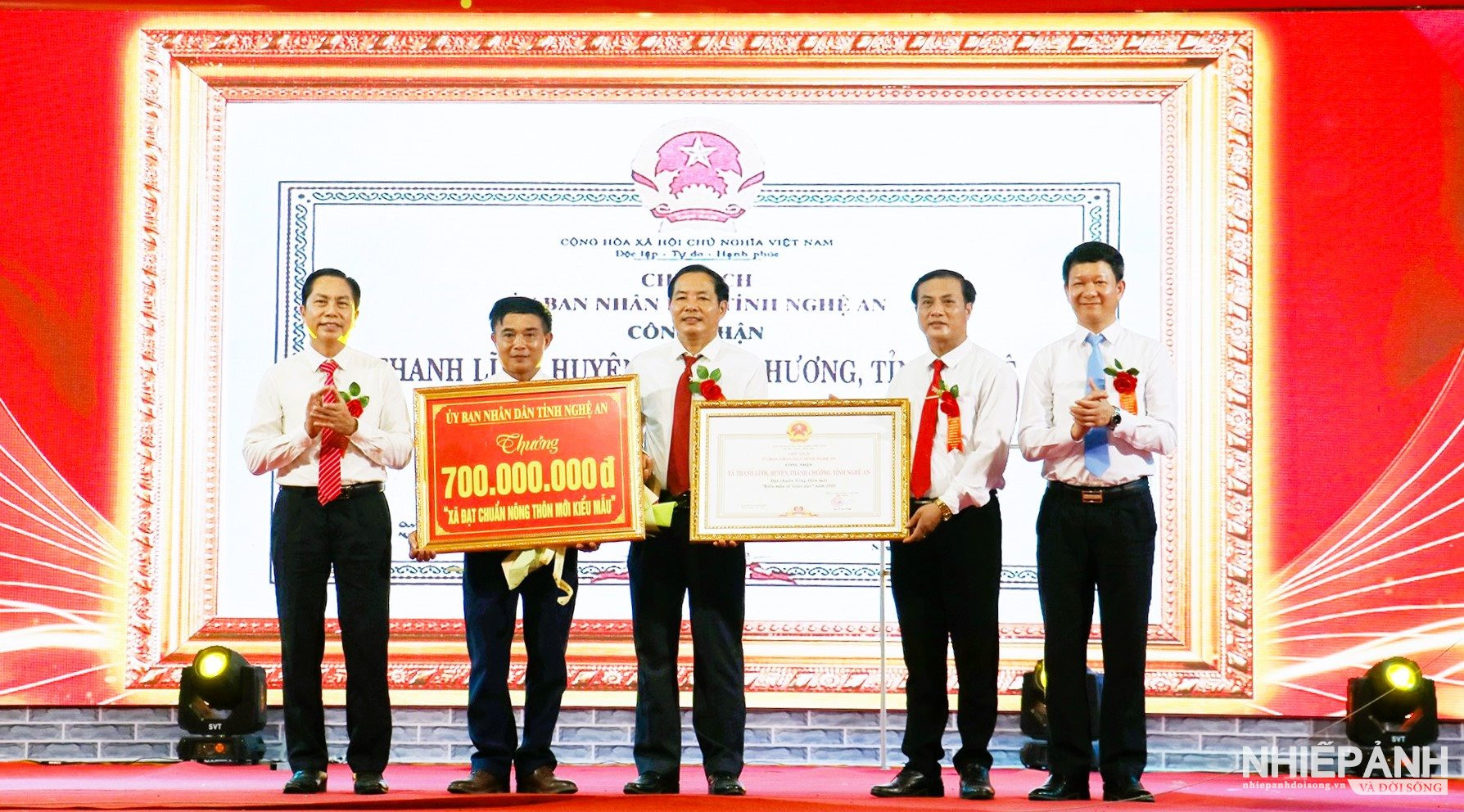 W_duong-trao-bang-cong-nhan-xa-dat-chuan-ntm-kieu-mau-va-cong-trinh-phuc-loi-cho-dang-bo-chinh-quyen-va-nhan-dan-xa-thanh-linh.jpg