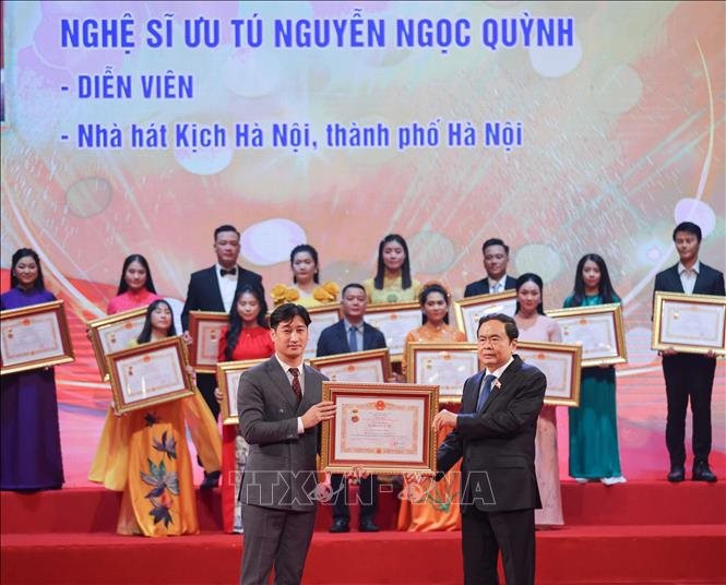 vna_potal_le_trao_tang_danh_hieu_nghe_si_nhan_dan_nghe_si_uu_tu_lan_thu_10_stand-1-.jpg