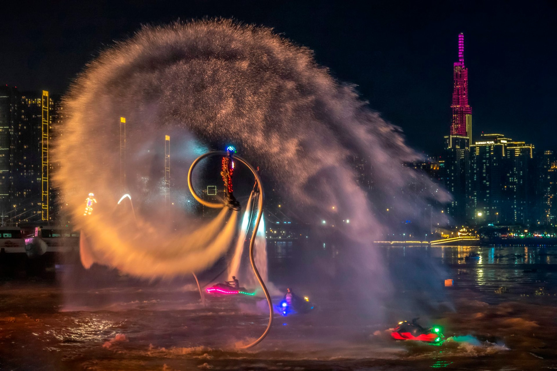 2-kvhcm_2024-hcb-nguyen-tan-nghia-19589797-flyboard-trong-le-hoi-song-nuoc.jpg