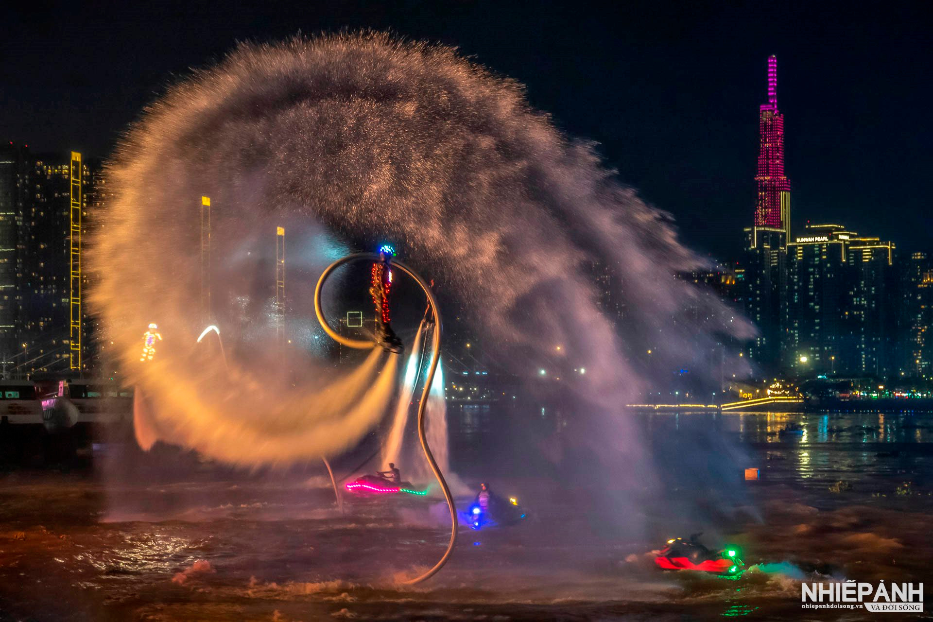 W_2-kvhcm_2024-hcb-nguyen-tan-nghia-19589797-flyboard-trong-le-hoi-song-nuoc.jpg