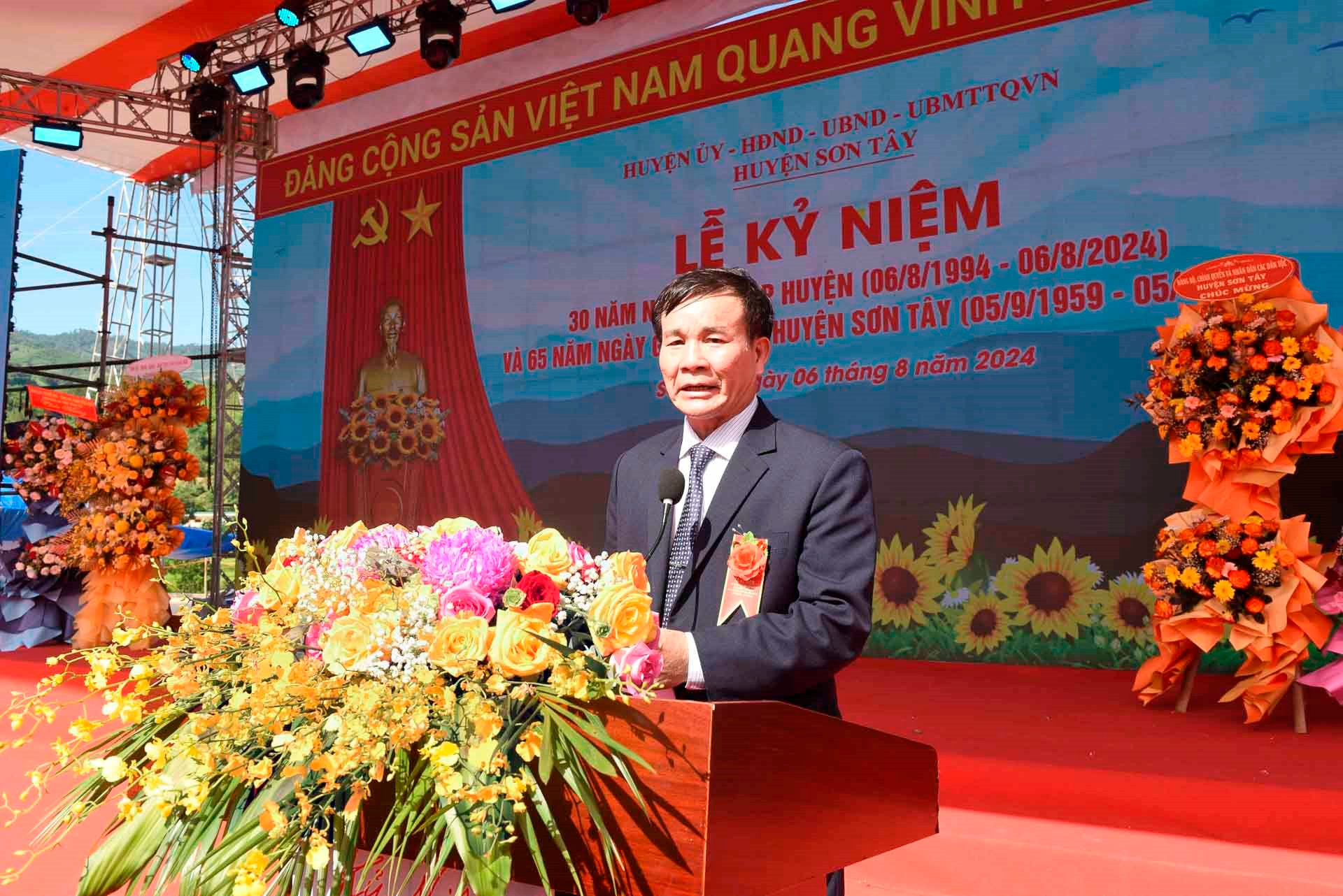 4.-bi-thu-huyen-uy-le-van-tung-doc-dien-van.jpg