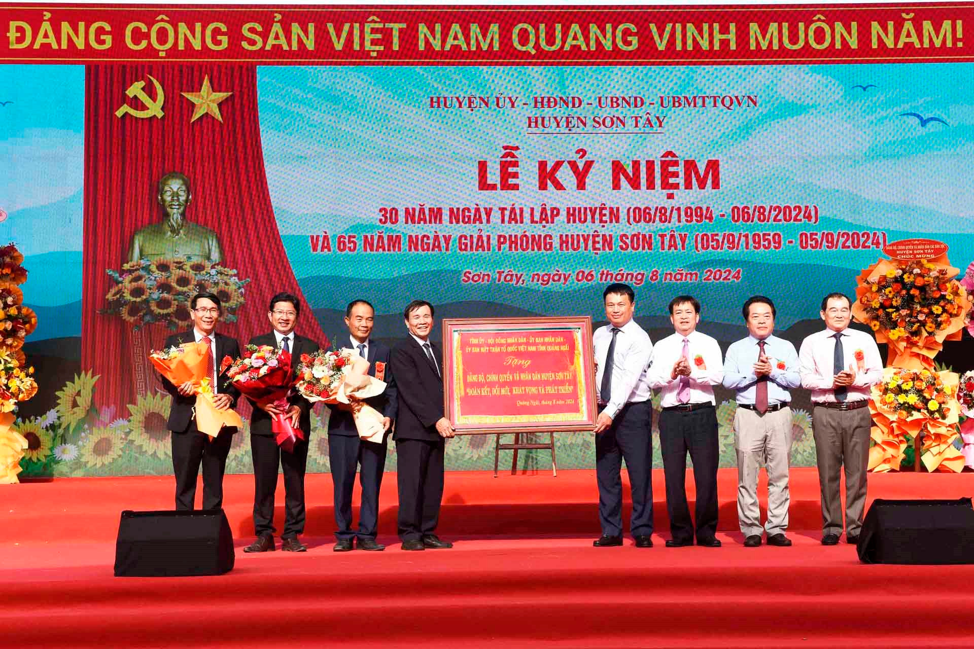 6.-lanh-dao-tinh-trao-buc-truong.jpg