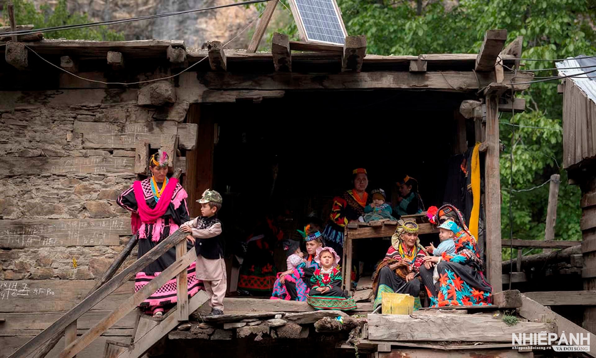 W_locals-watch-spectators-leave-after-the-festival-photos-by-kohi-marri.jpg