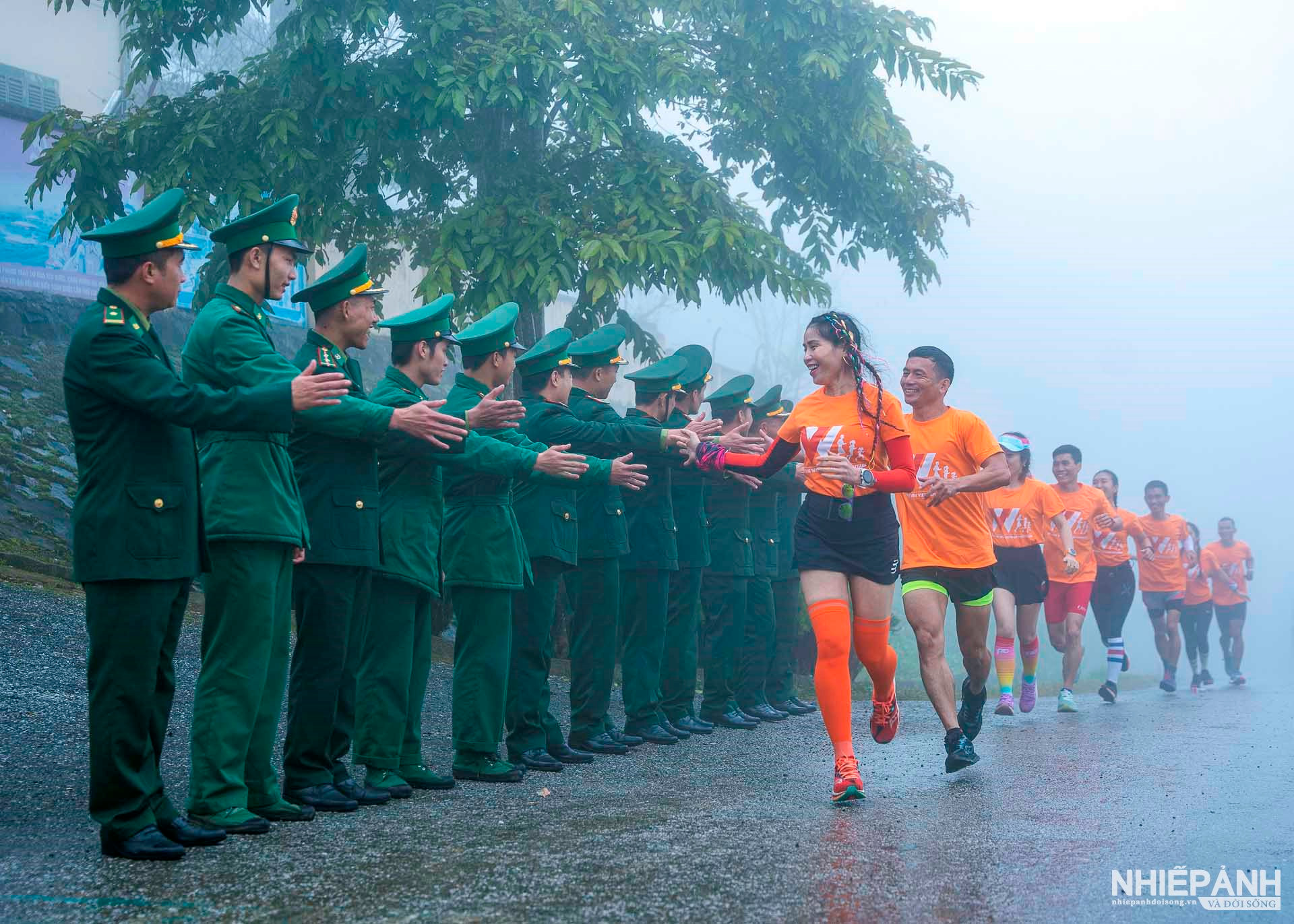 W_15-nghe-an-ve-mien-son-cuoc-am-tinh-bien-cuong-cac-van-dong-vien-giai-chay-marathon-mien-tay-xu-nghe-2024-duoc-cac-chien-si-don-bien-phong-na-ngoi-cha.jpg