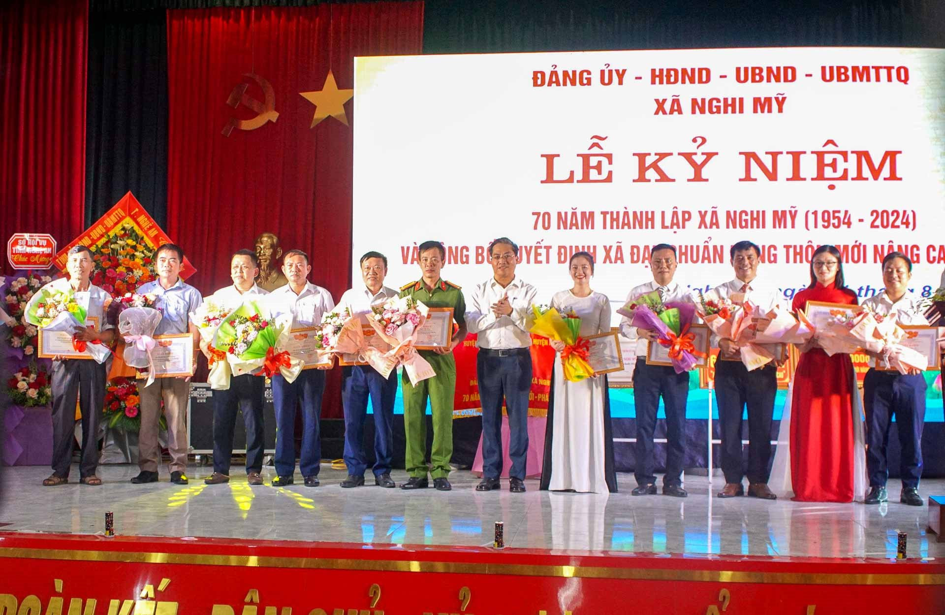 ld-huyen-nghi-loc-tang-bang-khen-cho-cac-ca-nhan-xuat-sac_1.jpg