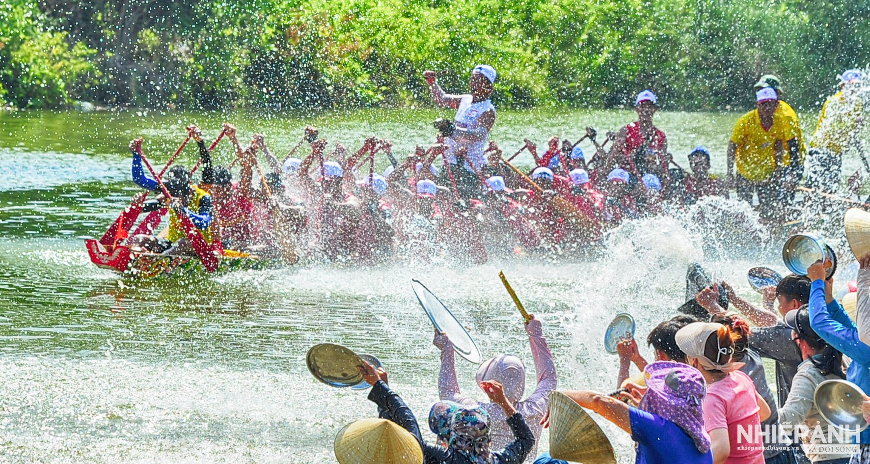 Lễ hội đua thuyền trên sông Kiến Giang - Quảng Bình thu hút hàng vạn khách du lịch