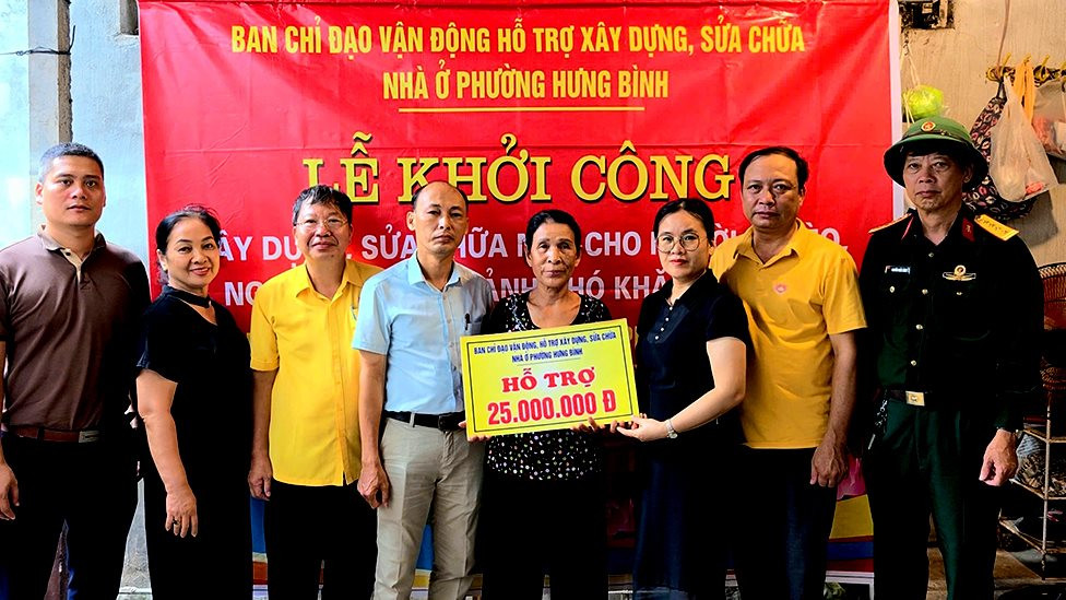 11a-phuong-hung-binh-trao-25-trieu-d-ho-tro-ba-ho-thi-thinh-thuong-binh-khoi-truong-tien.jpg