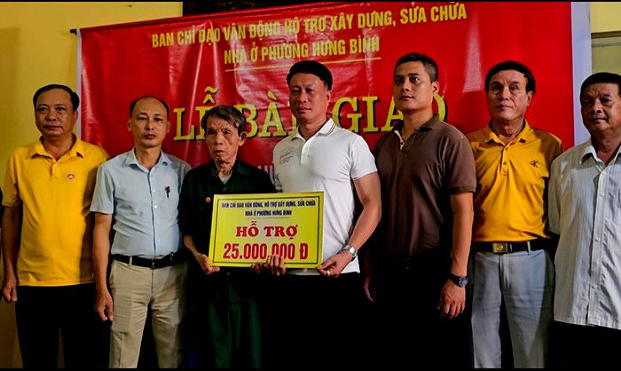 8a-phuong-hung-binh-trao-ho-tro-25-trd-tb-hoang-thanh-tao-khoi-19-apvt.jpg