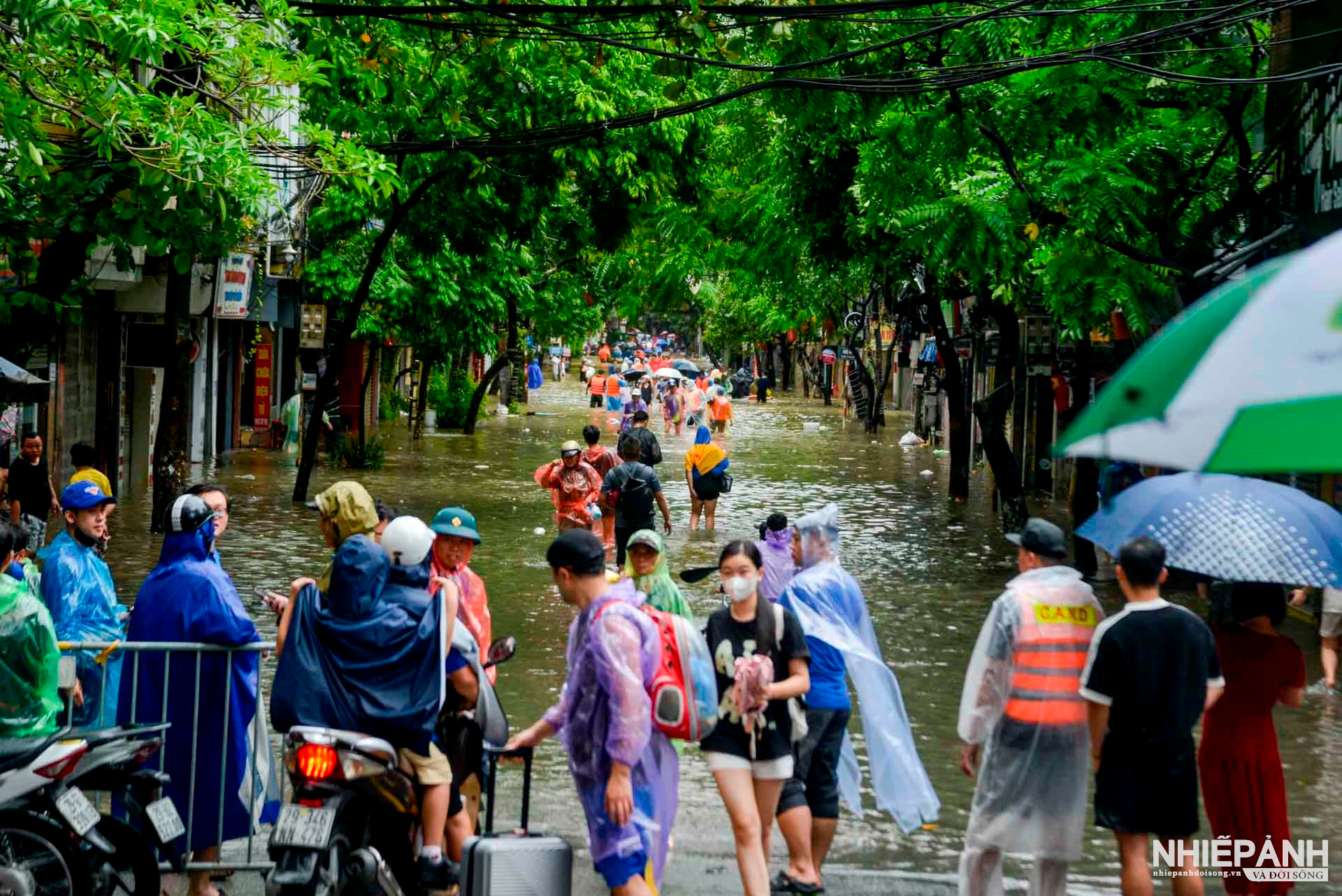 Nhiều tuyến phố tại Hà Nội chìm trong biển nước