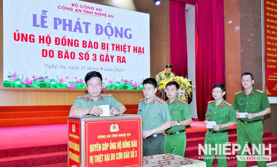 W_cac-dong-chi-lanh-dao-cong-an-tinh-ung-ho-nguoi-dan-chiu-anh-huong-con-bao-so-3.jpg