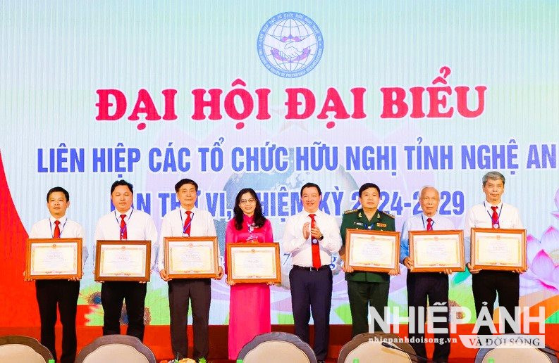 W_huu-nghi-giua-cac-dan-toc-cho-6-ca-nhan-bang-khen-cho-2-tap-the-7-ca-nhan-thuoc-lien-hiep-cac-to-chuc-huu-nghi-tinh-nghe-an..jpg