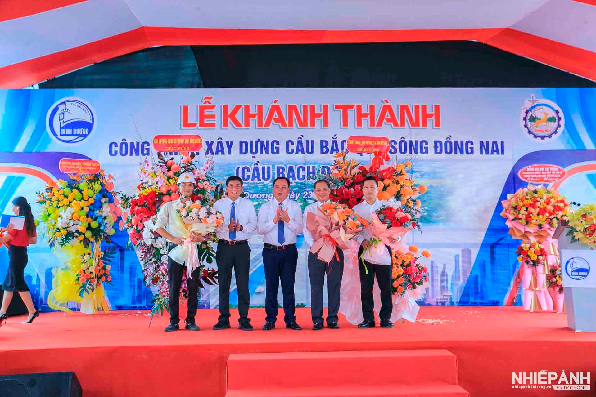 W_lanh-dao-tinh-binh-duong-dong-nai-tang-hoa-cho-don-vi-thi-cong-anh-tran-duy-tinh-1-.jpg