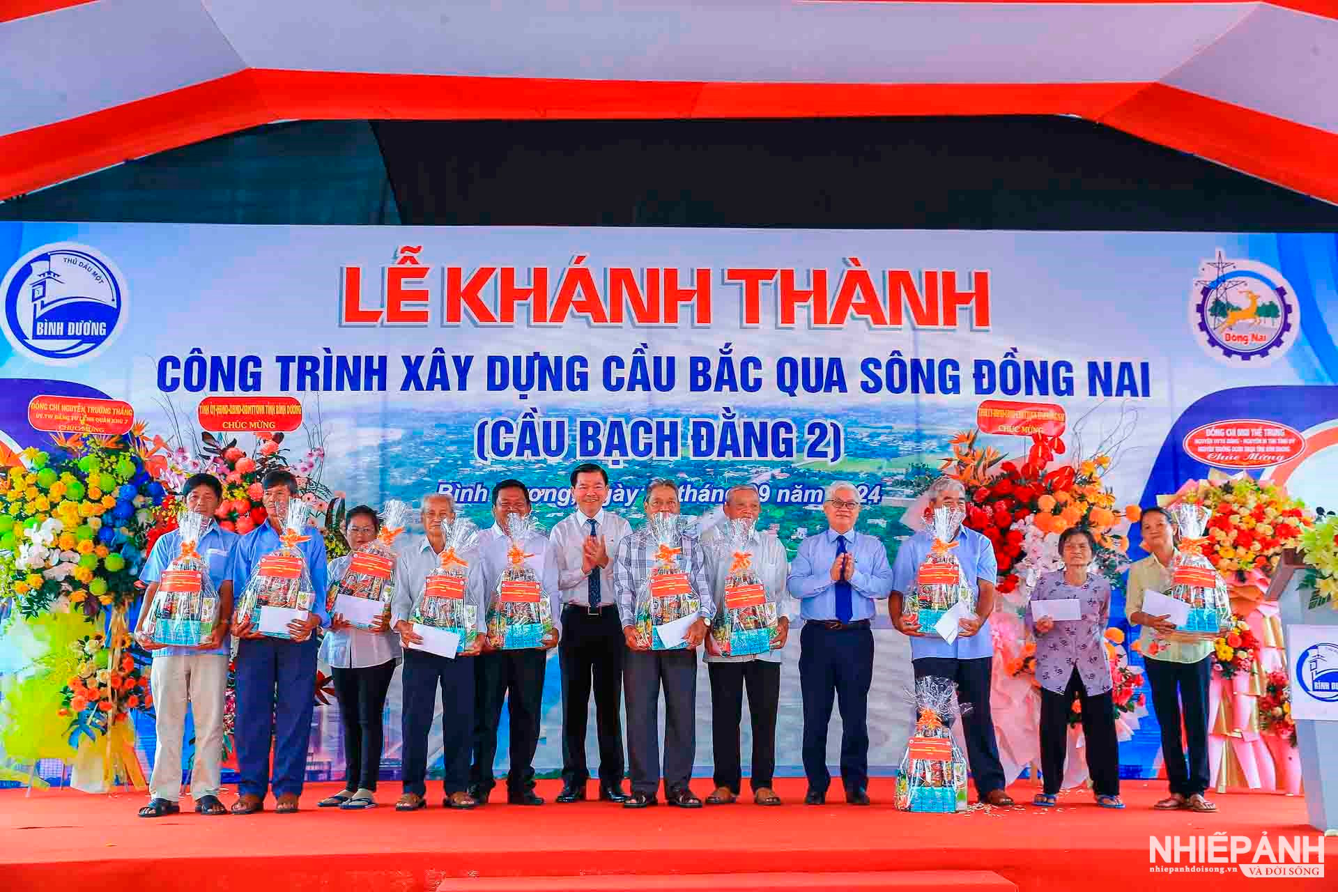 W_lanh-dao-tinh-binh-duong-dong-nai-tang-qua-cho-nguoi-dan-thuc-hien-di-doi-ban-giao-mat-bang-de-xay-dung-cau-bach-dang-2-anh-tran-duy-tinh.jpg