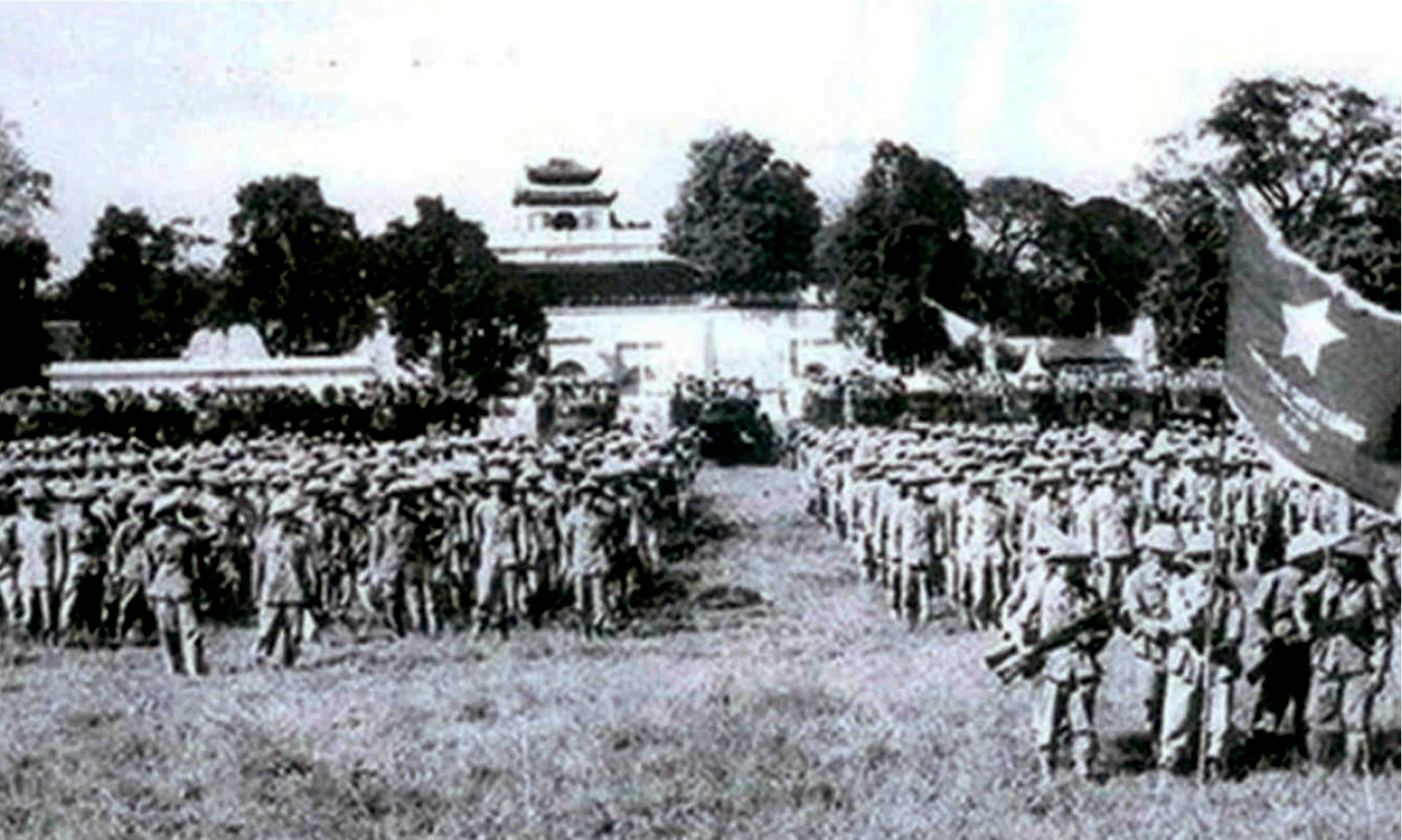 4.-mit-tinh-mung-gp-hanoi-10.10.1954-ttxvn.jpg