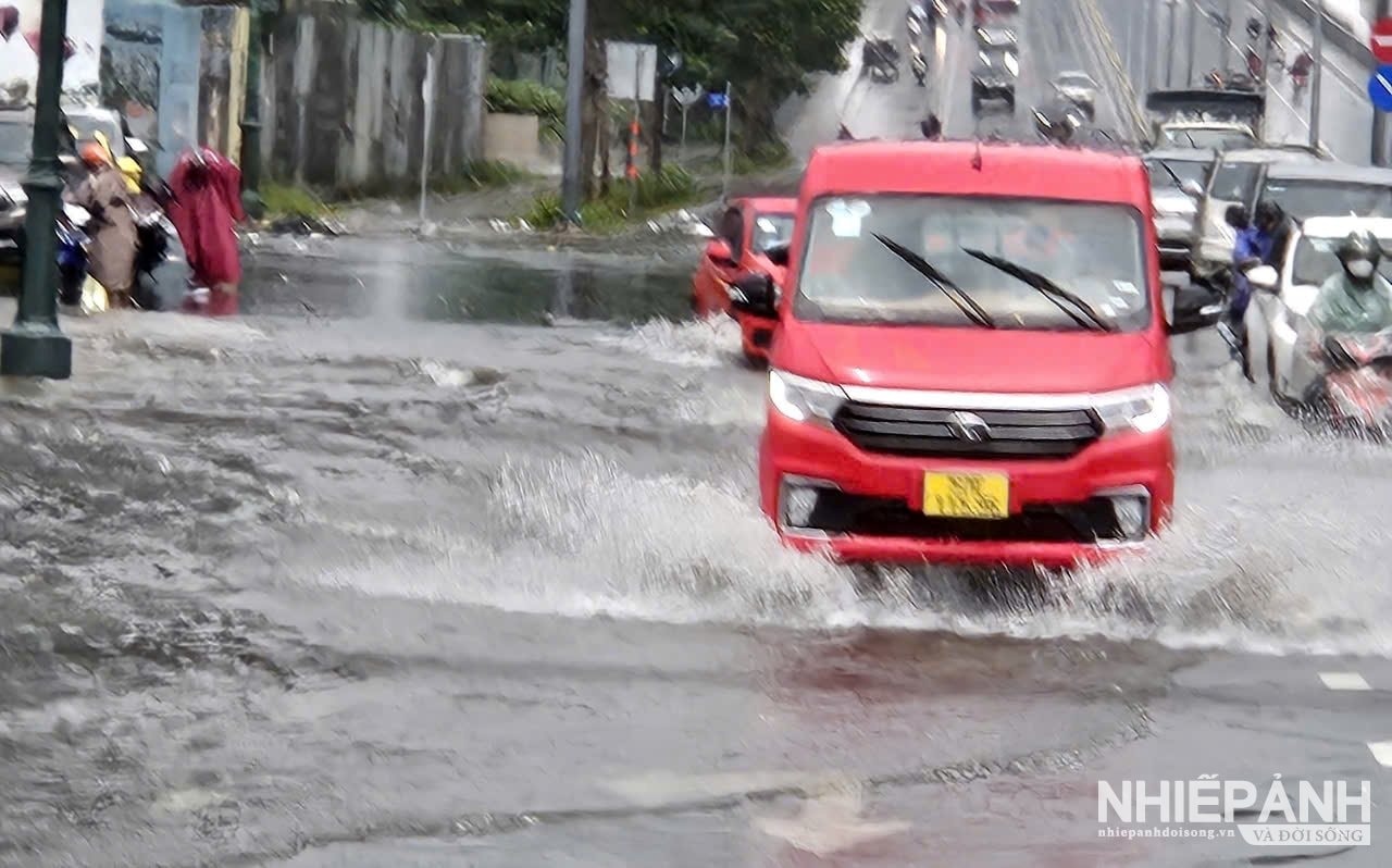 [Hình] Ngập nước giữa khu căn hộ triệu đô: Khi hạ tầng hiện đại bất lực trước cơn mưa nhỏ