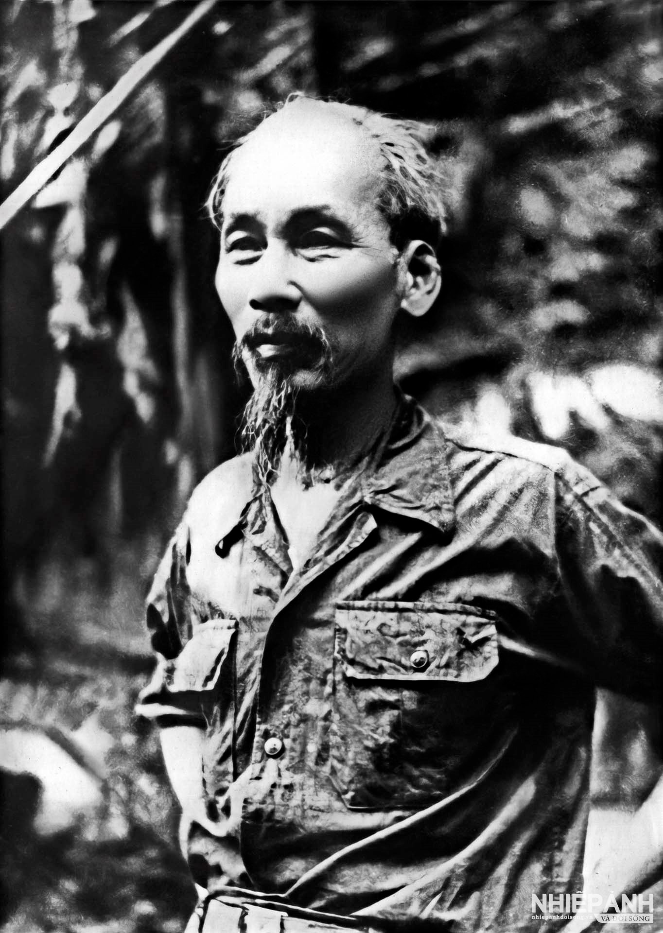 W_bac-van-cung-chung-chau-hanh-quan.jpg