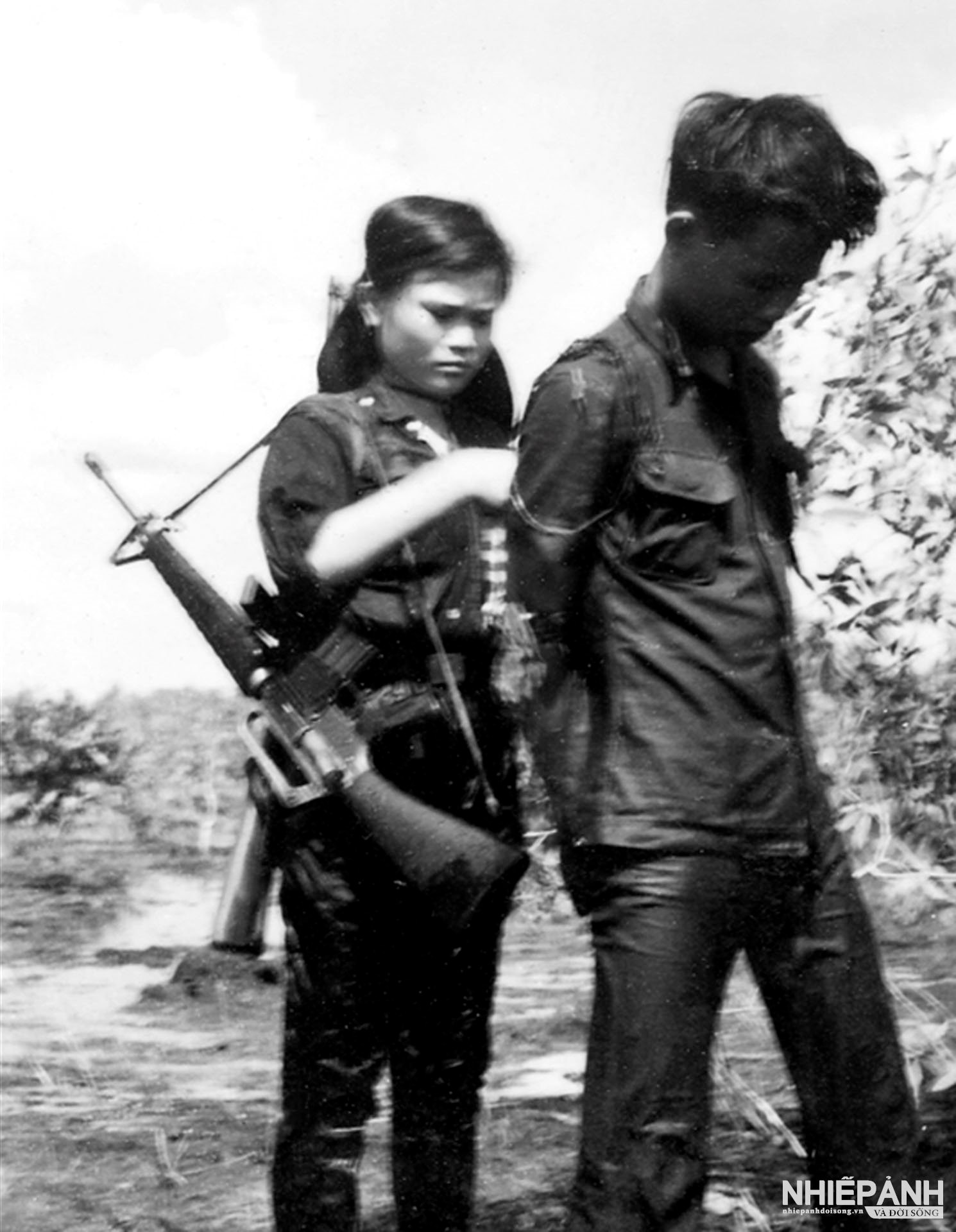 W_chien-si-nu-phao-binh-cai-nuoc-ap-giai-tu-binh-binh-hung-sau-chien-thang-o-don-dong-tan-hung-tay-nam-1973.jpg