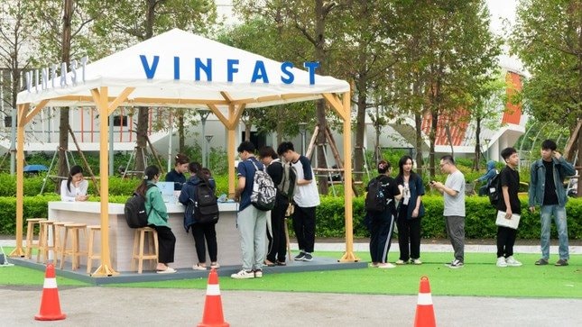 Lái thử xe điện VinFast: Trải nghiệm ấn tượng của giới trẻ tại Campus Tour 2024