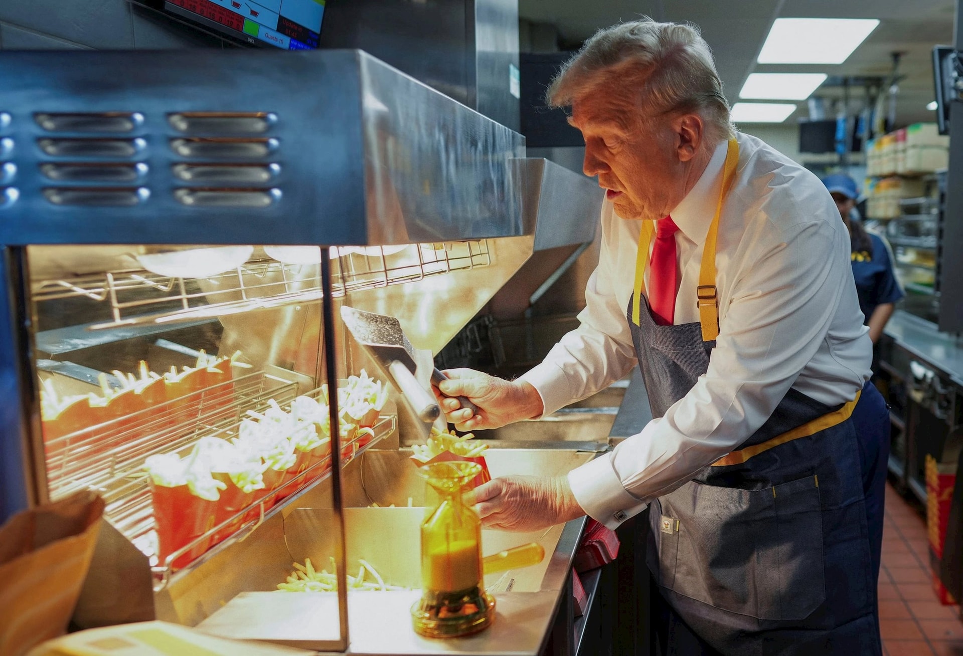 Ông Trump đi làm ở McDonald's