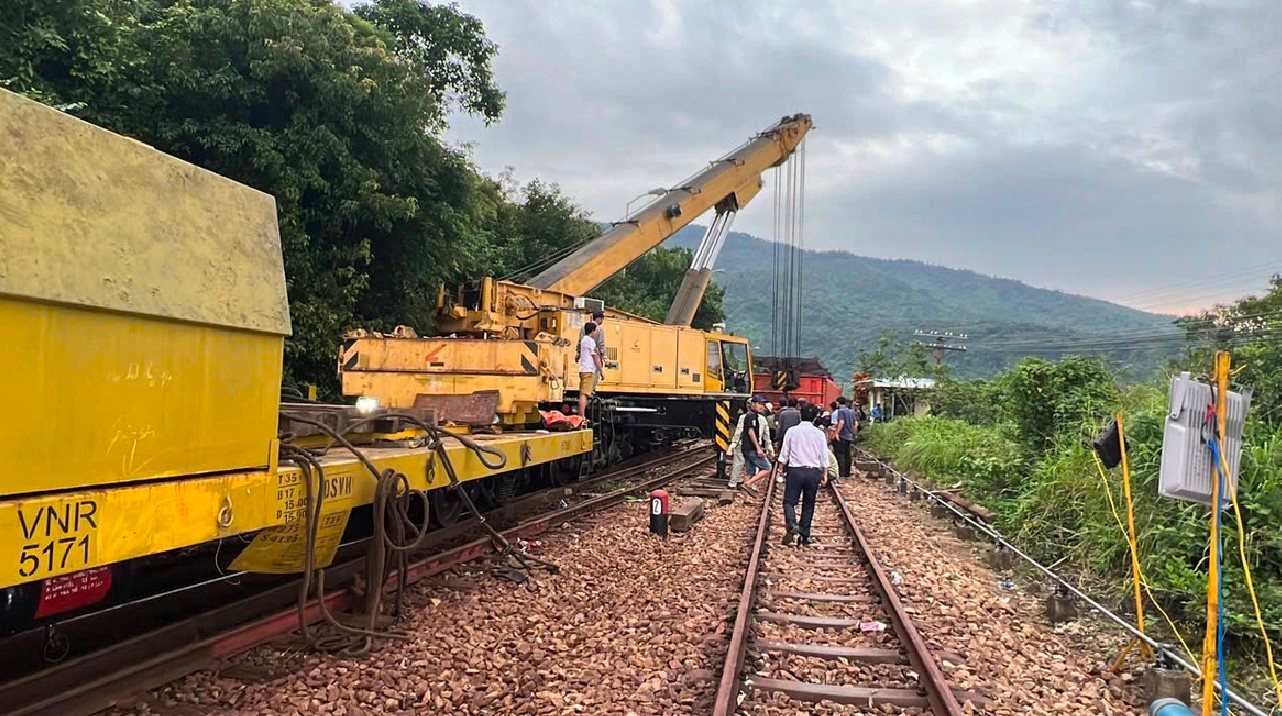 Đường sắt qua đèo Hải Vân hoạt động trở lại sau sự cố trật bánh tàu hàng