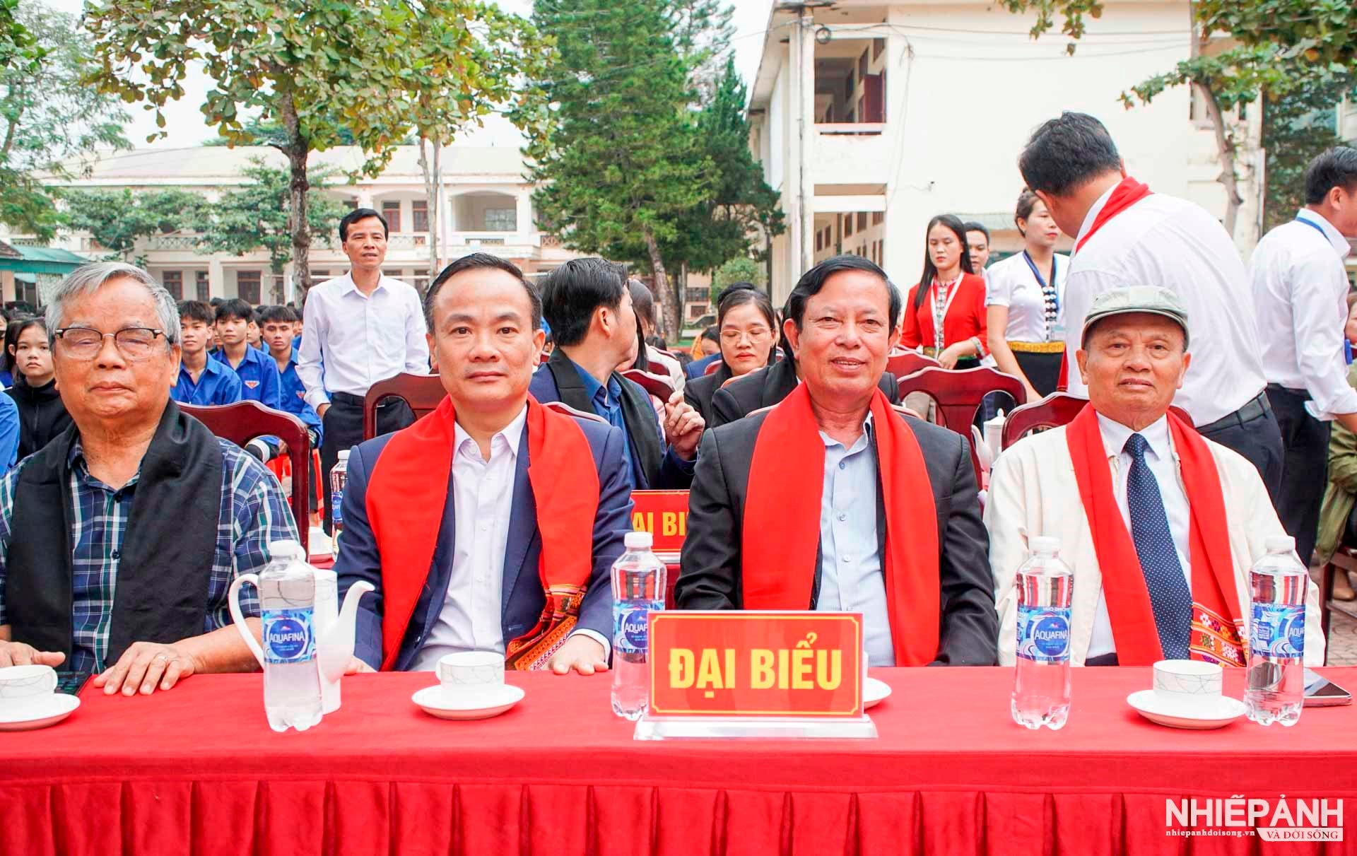 W_cac-dai-bieu-tham-du-chuong-trinh-tang-qua-sach-cho-truong-thpt-tuong-duong-1.jpg