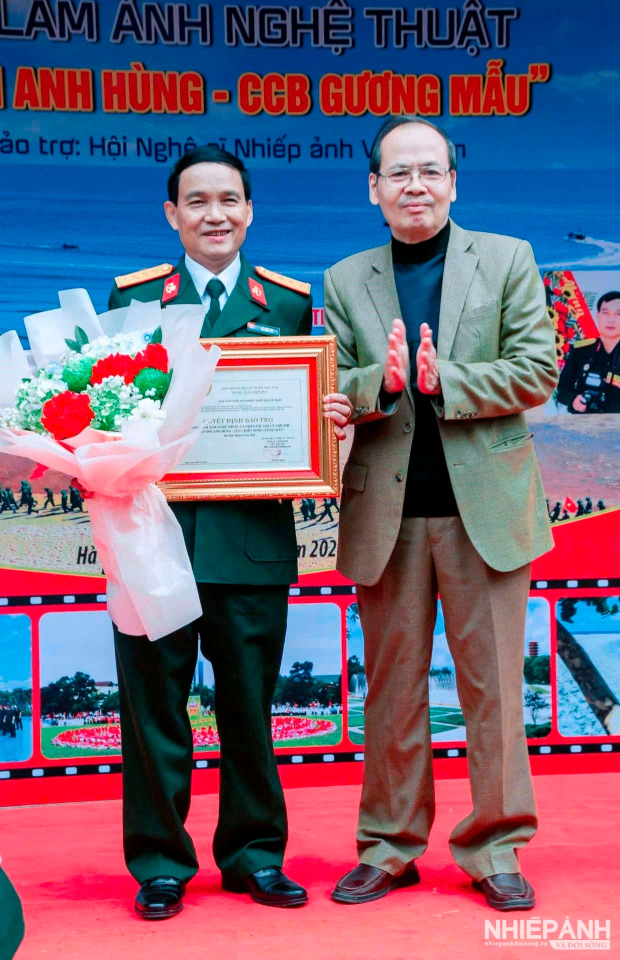 W_nsna-dinh-thong-chi-hoi-truong-chi-hoi-nsna-viet-nam-tinh-ha-tinh-thay-mat-hoi-nsna-viet-nam-trao-quyet-dinh-bao-tro-trien-lam..jpg