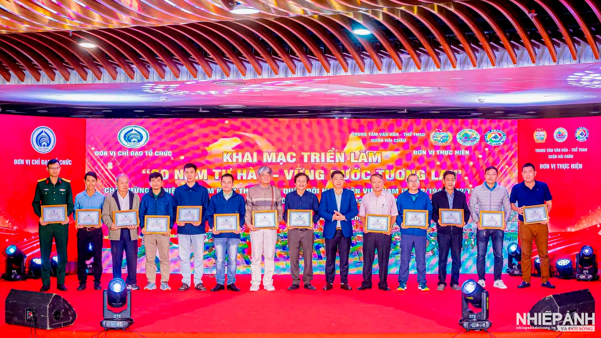 W_dong-chi-truong-thanh-dung-..-uy-vien-ban-thuong-vu-quan-uy-pho-chu-tich-thuong-truc-ubnd-quan-hai-chau-len-trao-gcn-cho-cac-tac-gai-1.jpg