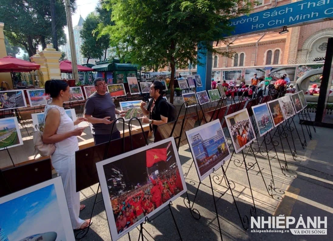 Triển lãm ảnh “Thành phố Hồ Chí Minh - 50 năm tự hào bản anh hùng ca”