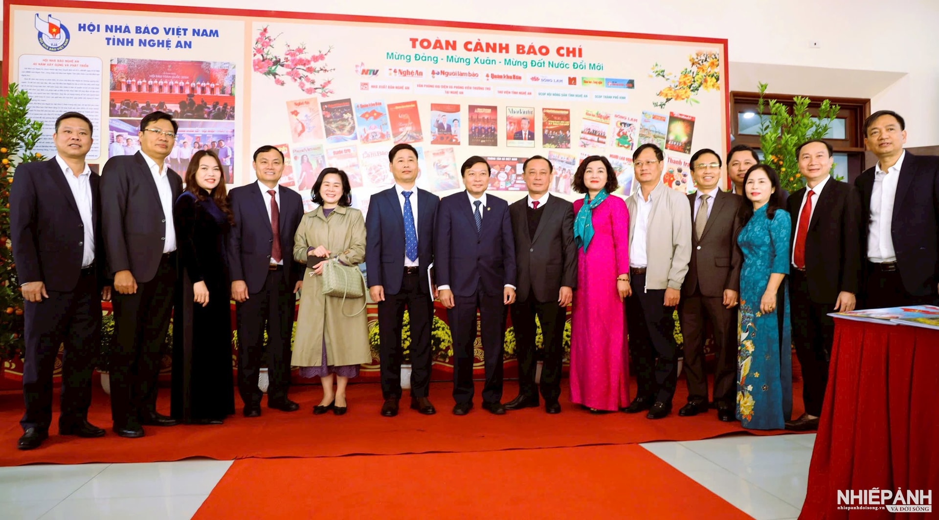 W_cac-dong-chi-le-hong-vinh-pho-bi-thu-tinhrb-uy-chu-tich-ubnd-tinh-phan-duc-dong-thuong-vu-tinh-uy-bi-thu-thanh-uy-vinh-nguyen-thoi-hong-hoa-truong-ban-tuyen-giao-tinh-uy.jpg