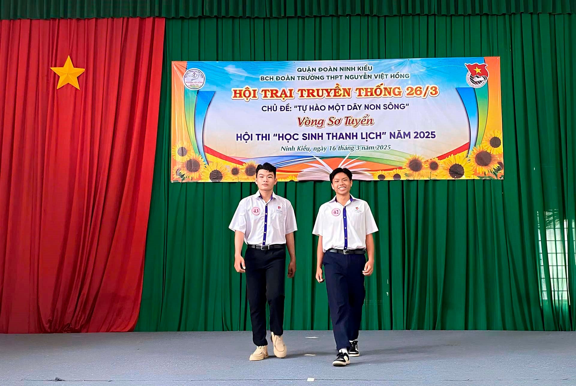 thi-sinh-nam-trinh-dien-trang-phuc-so-mi-truong-1.jpg