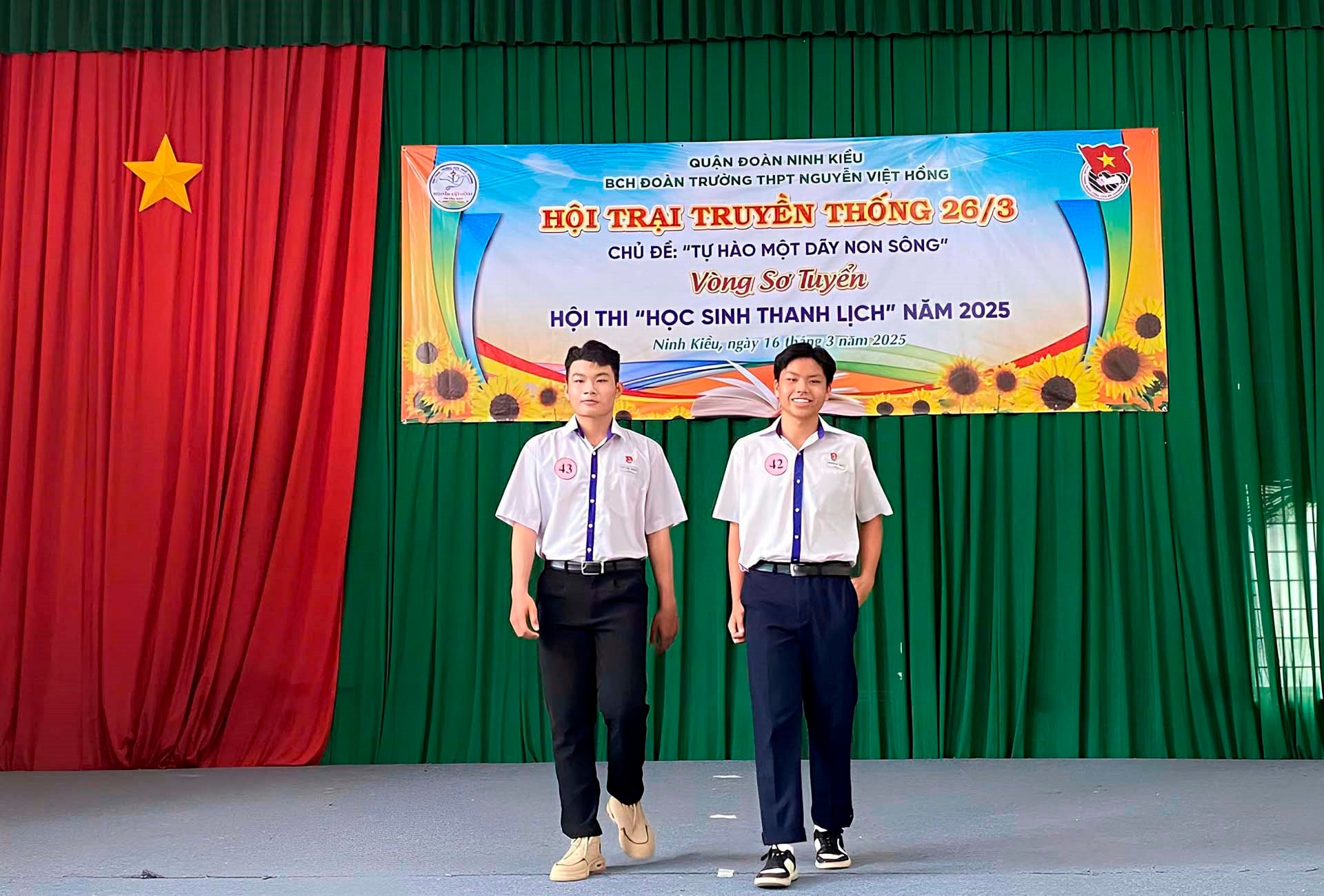 thi-sinh-nam-trinh-dien-trang-phuc-so-mi-truong-3.jpg