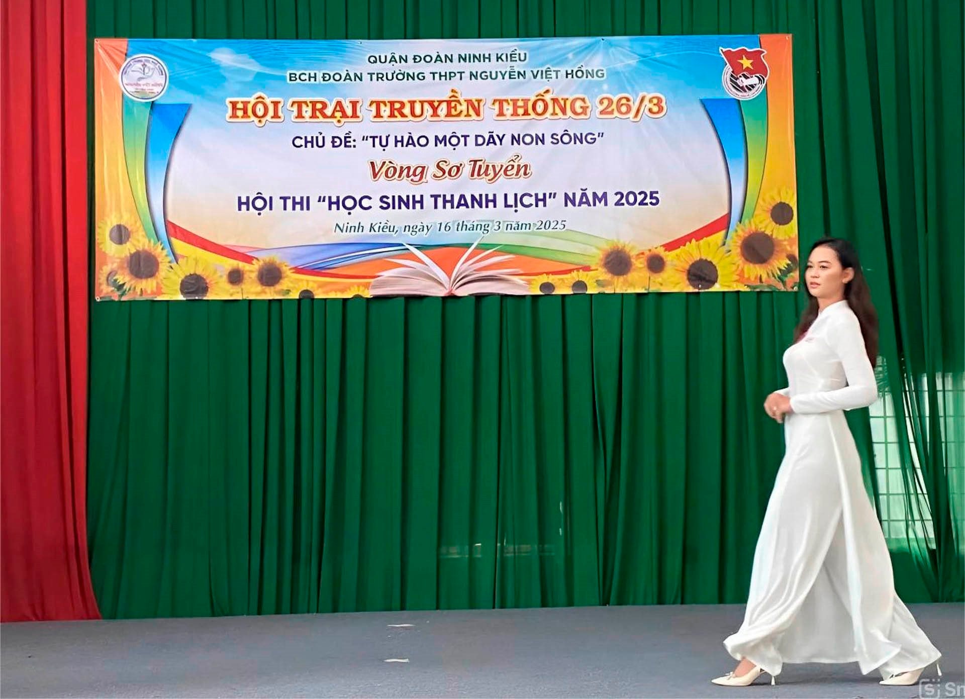 thi-sinh-nu-trinh-dien-trang-phuc-ao-dai-.jpg