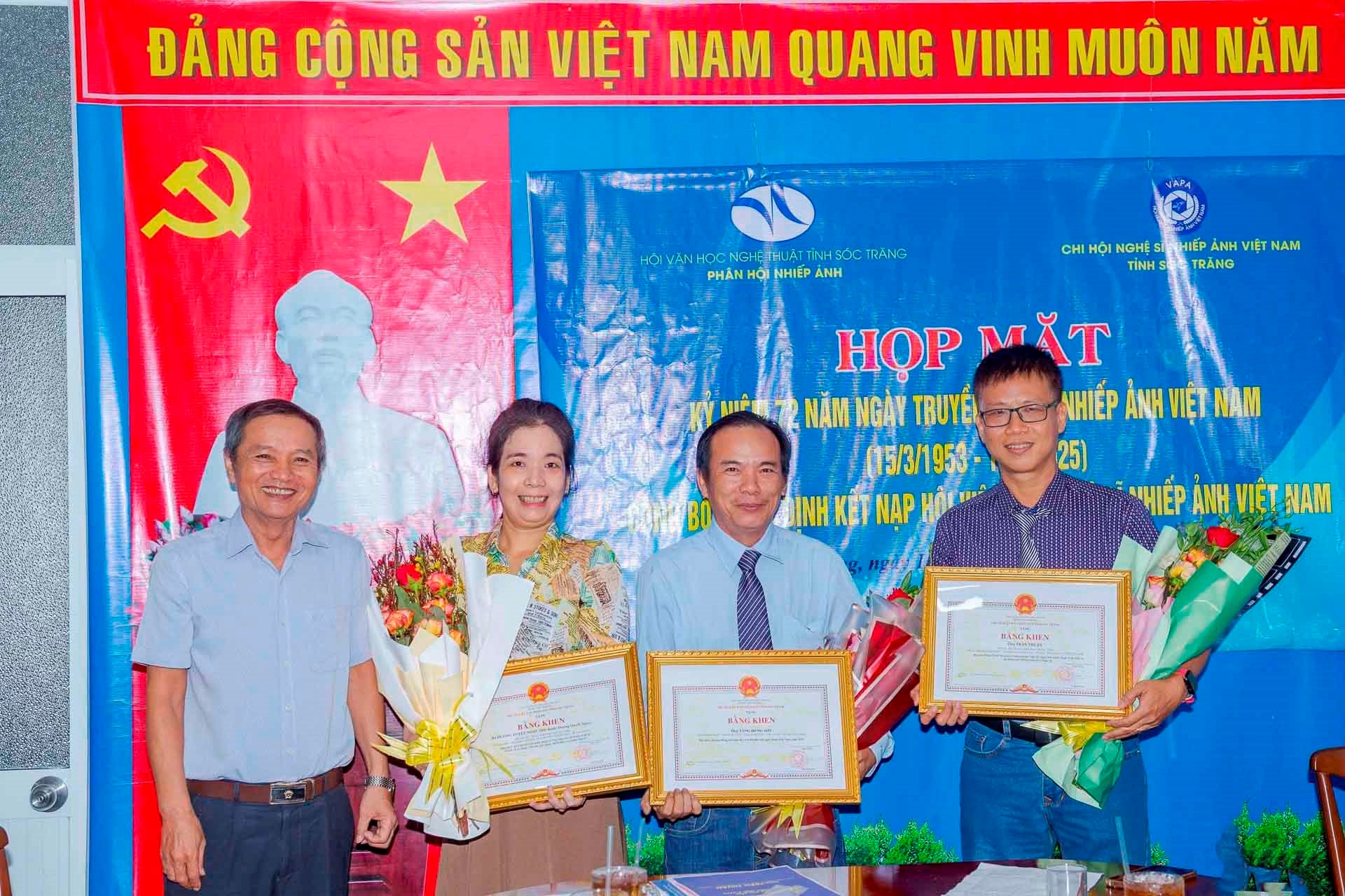 trao-bang-khen-chu-tich-unbd-tinh.jpg