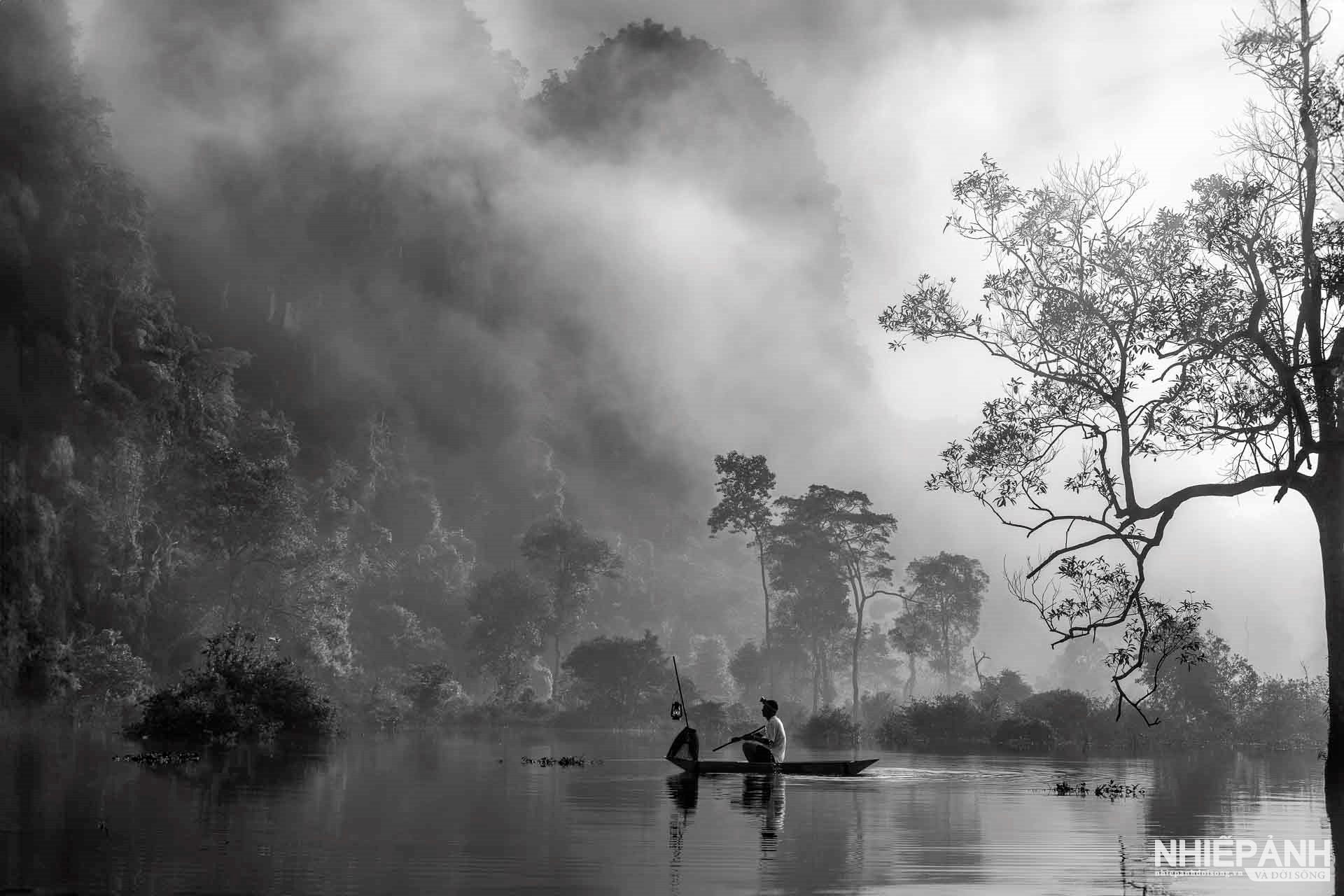 W_103-vn25-mono-acc-on-the-misty-river-nguyen-van-hai-vietnam.jpg