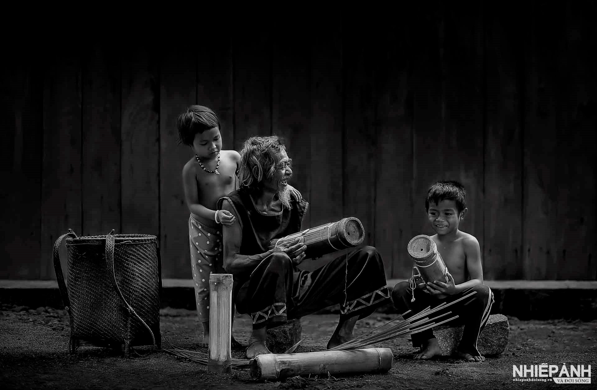 W_105-vn25-mono-acc-truyen-nghe-tran-trong-luom-vietnam.jpg