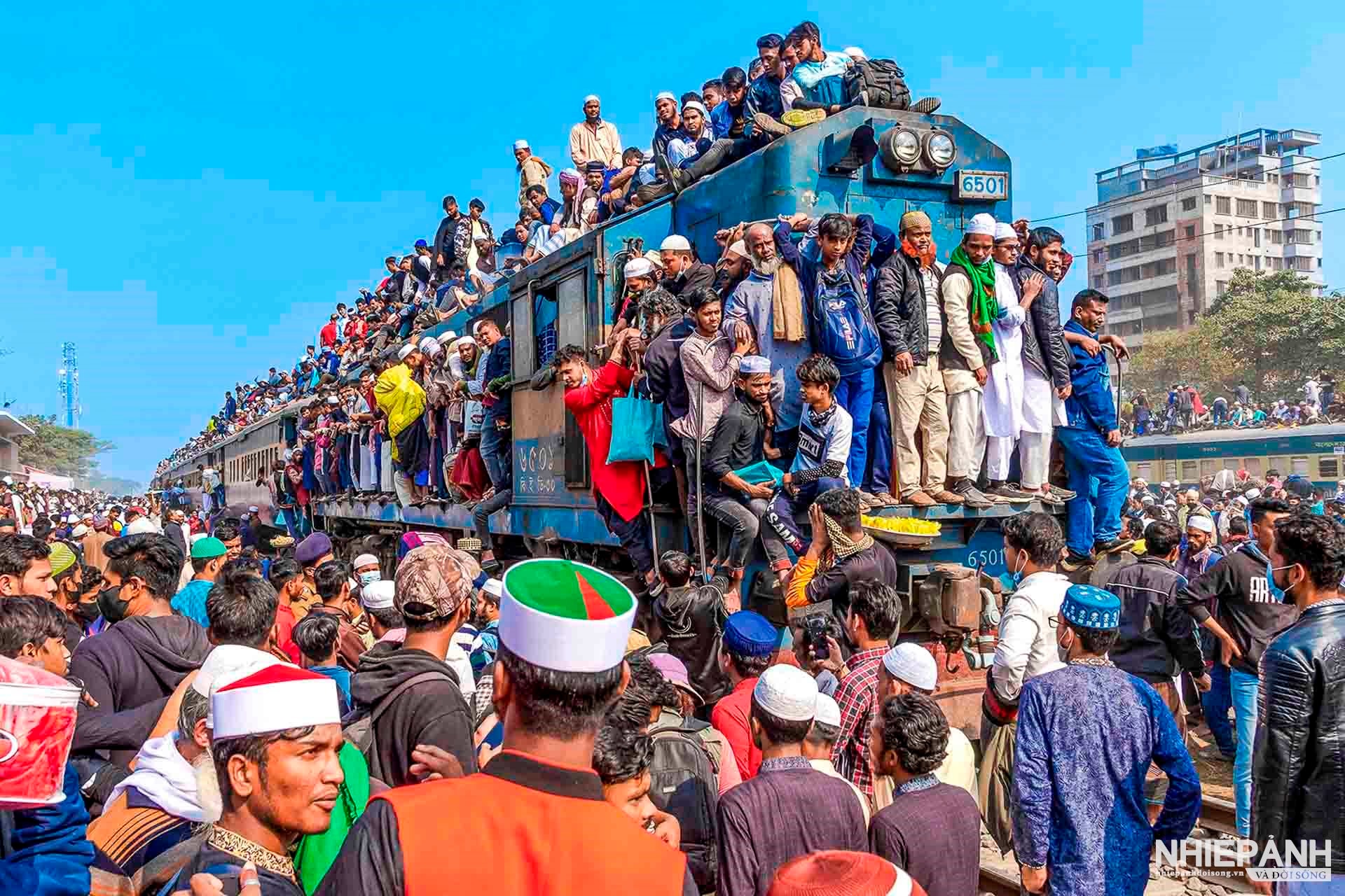 W_105-vn25-worldinfocus-acc-the-last-train-back-home-nguyen-huy-son-vietnam.jpg