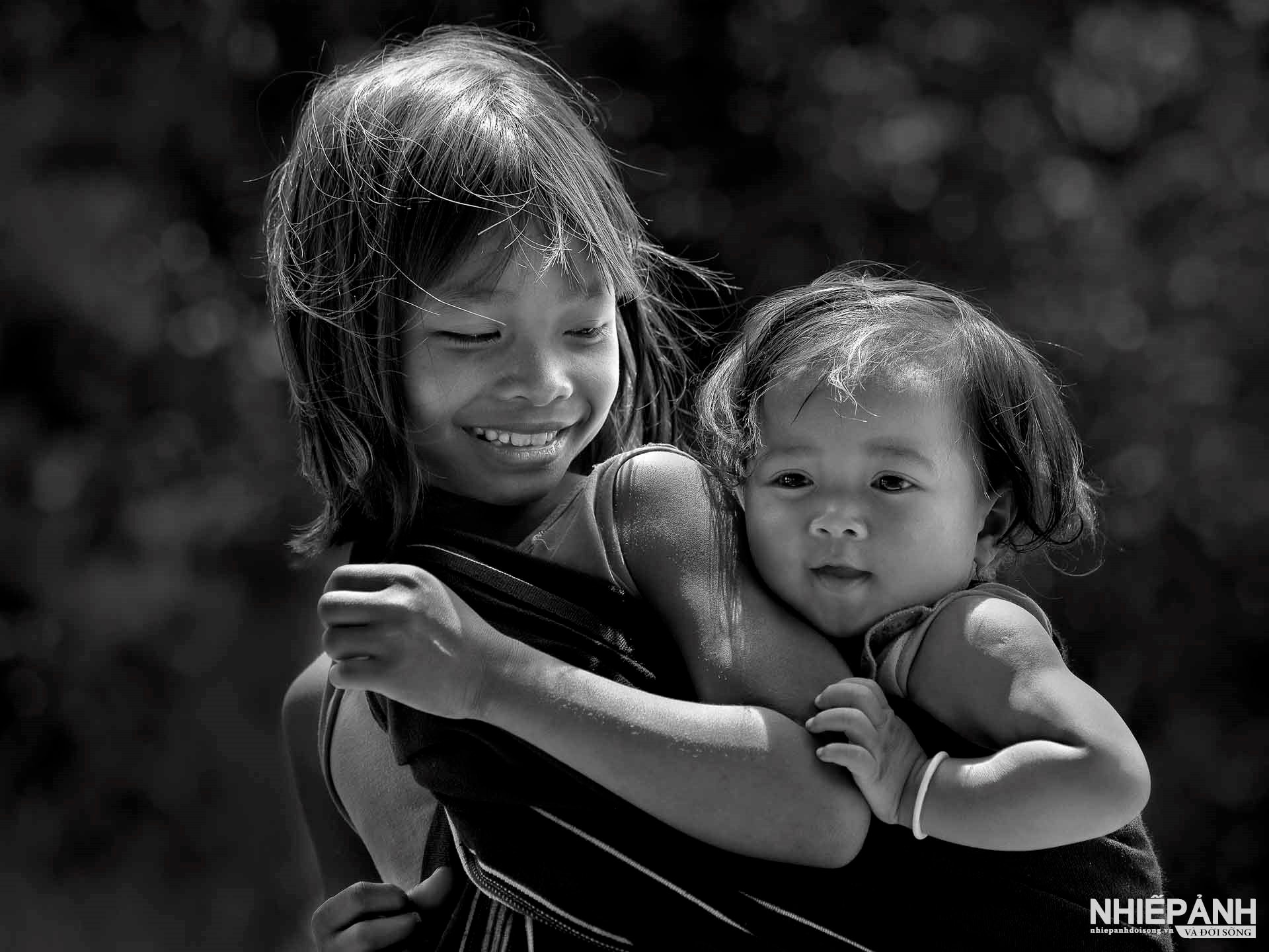 W_110-vn25-mono-acc-hai-chi-em-nguyen-thuy-nga-vietnam.jpg
