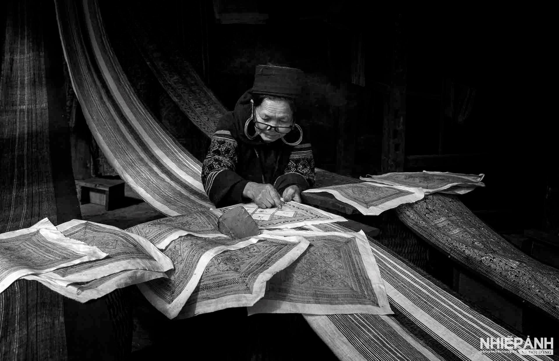 W_112-vn25-mono-acc-ve-sap-ong-to-ba-hieu-vietnam.jpg