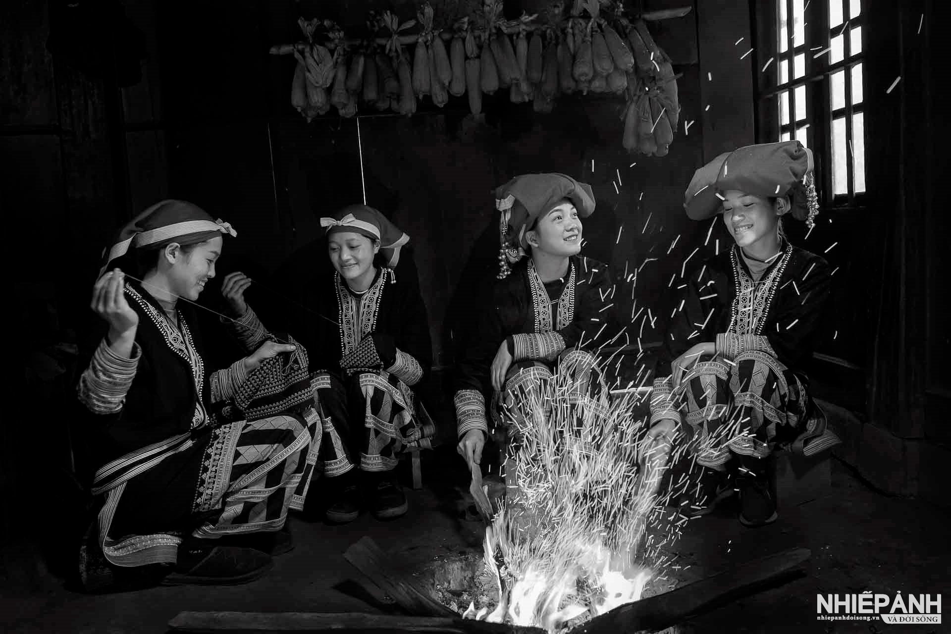 W_119-vn25-mono-acc-ben-bep-lua-vu-ngoc-hoang-vietnam.jpg