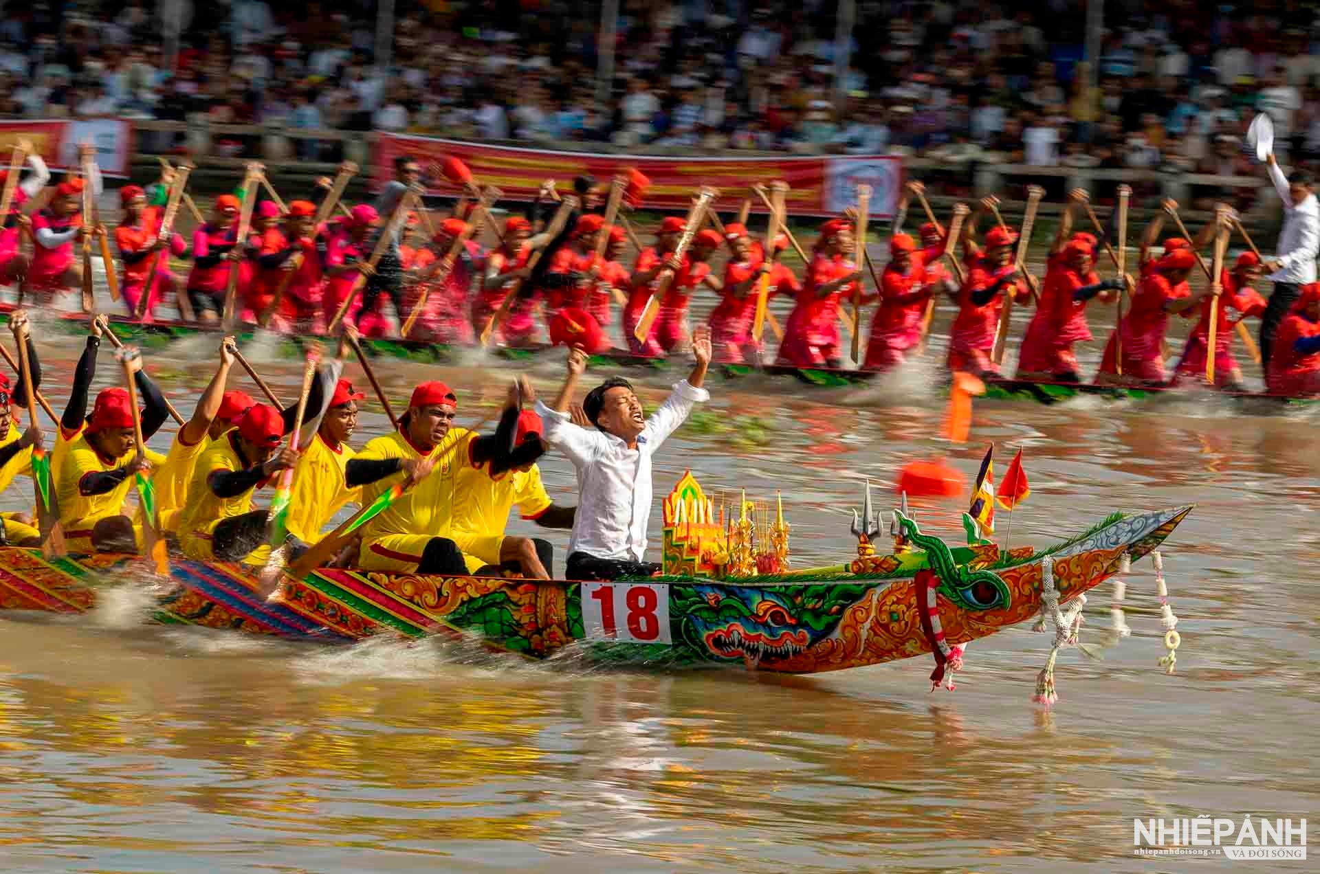 W_121-vn25-worldinfocus-acc-glory-on-the-water-nguyen-phuc-loc-vietnam.jpg