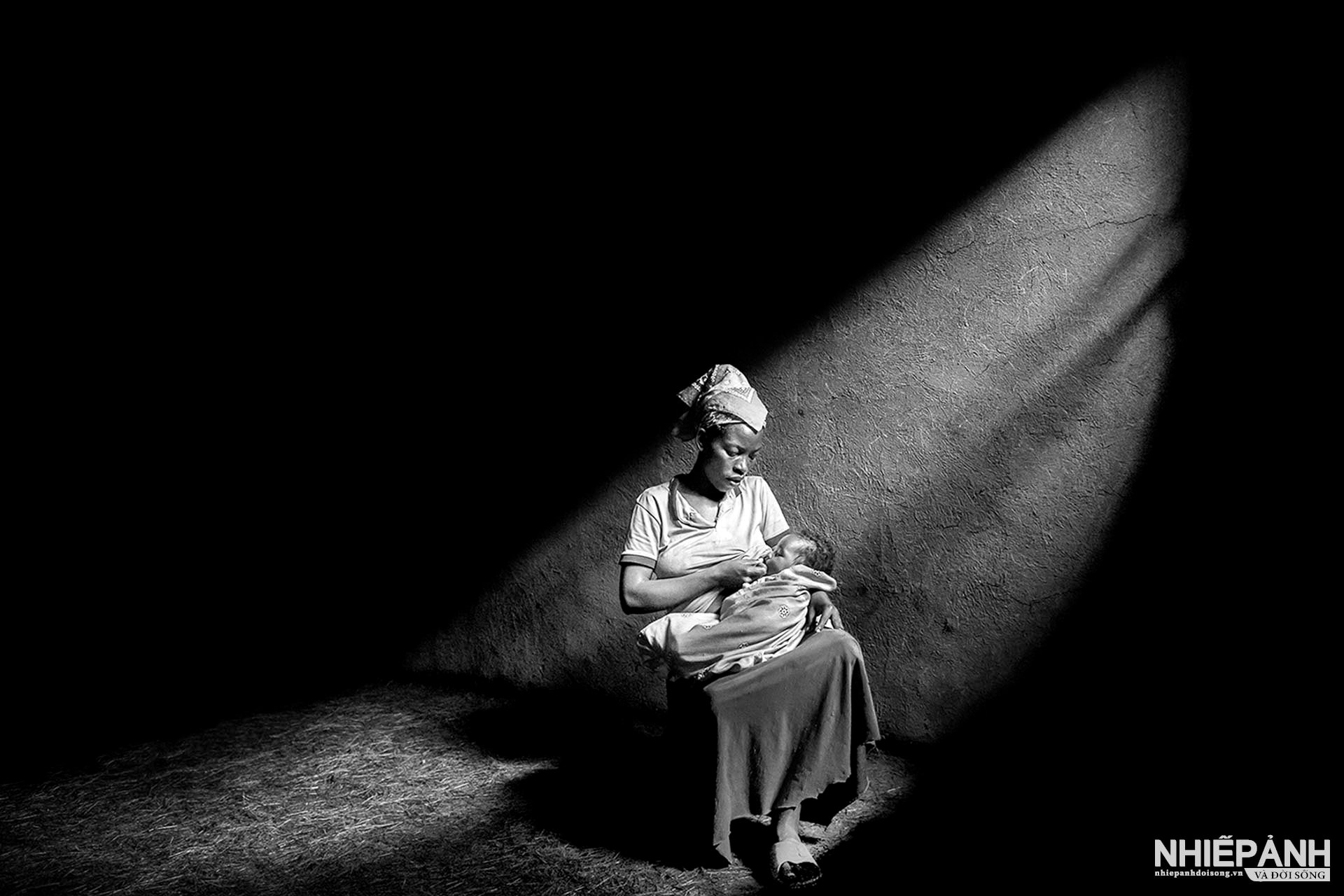 W_122-vn25-mono-acc-breastfeeding-time-nguyen-huy-son-vietnam.jpg
