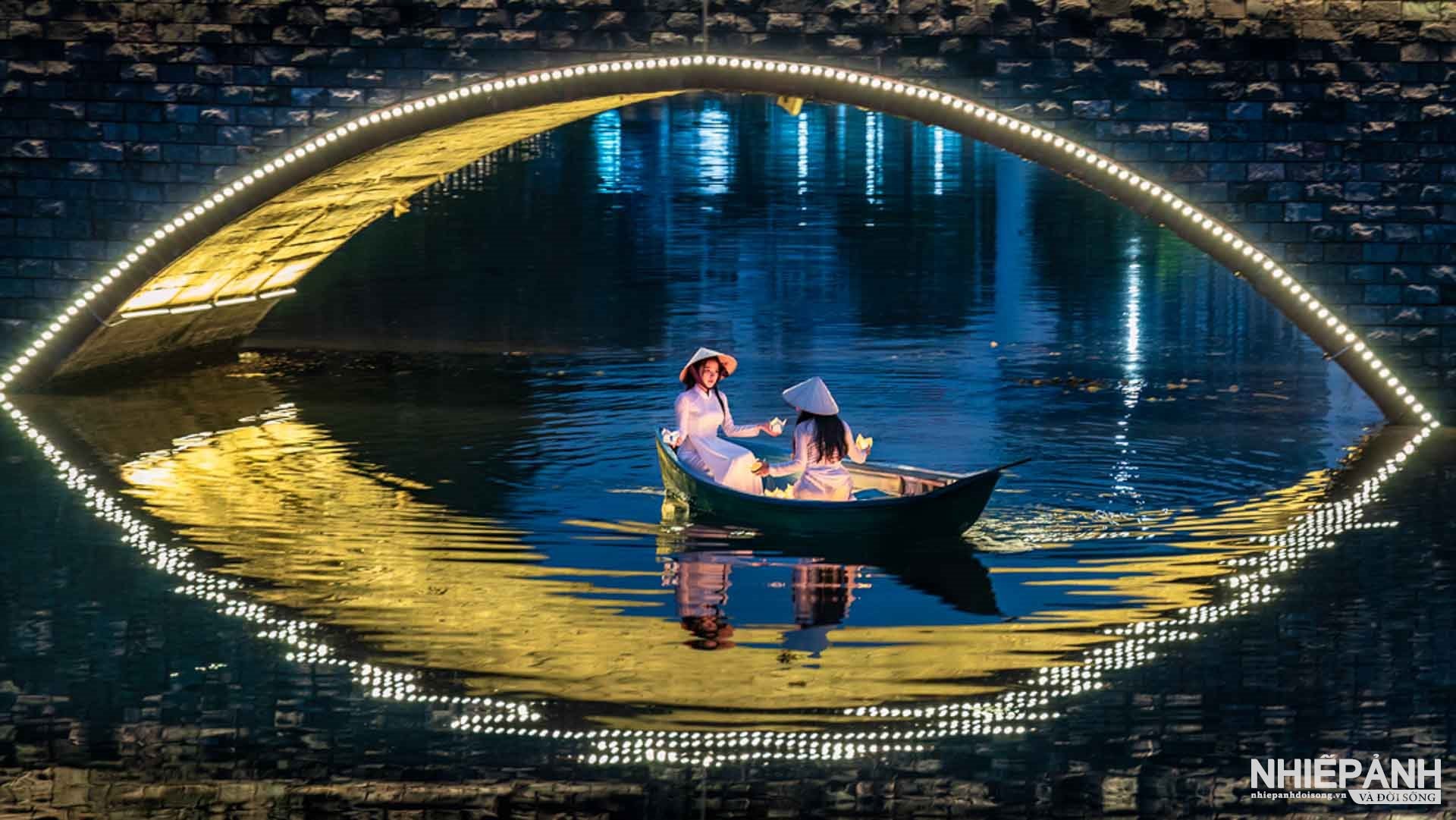 W_127-vn25-color-acceptance-moonlight-romance-on-the-boat-nguyen-van-hai-vietnam(1).jpg