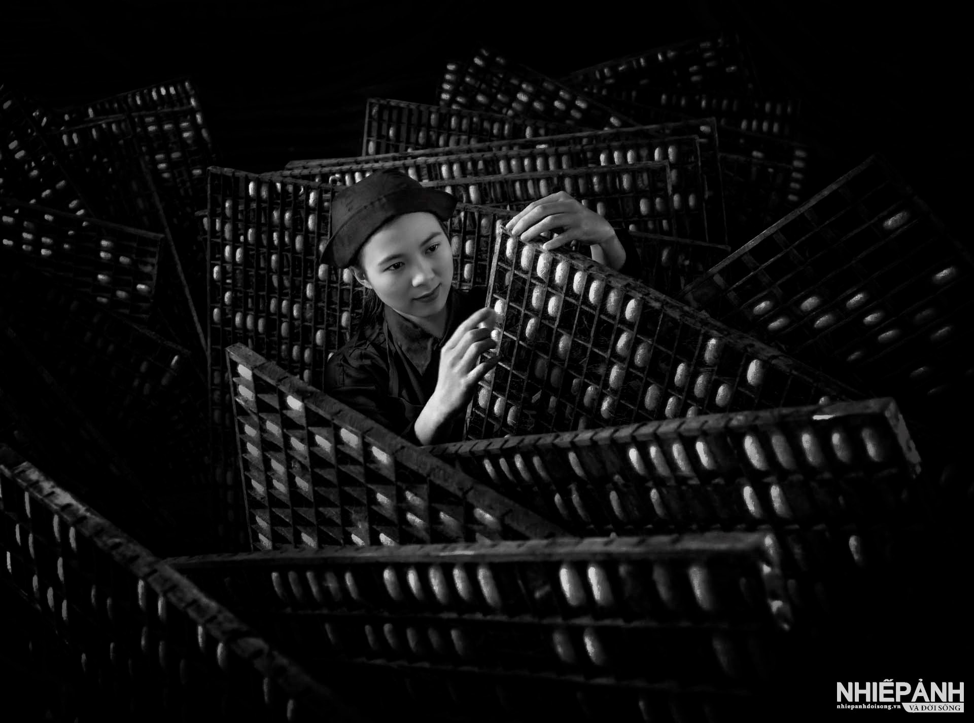W_133-vn25-mono-acc-cham-ken-tam-dinh-le-thai-huy-vietnam.jpg