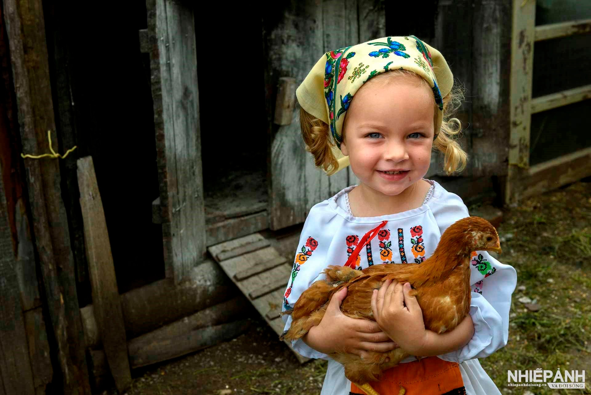 W_135-vn25-worldinfocus-acc-girl-with-chicken-anatolpoiata-moldova.jpg