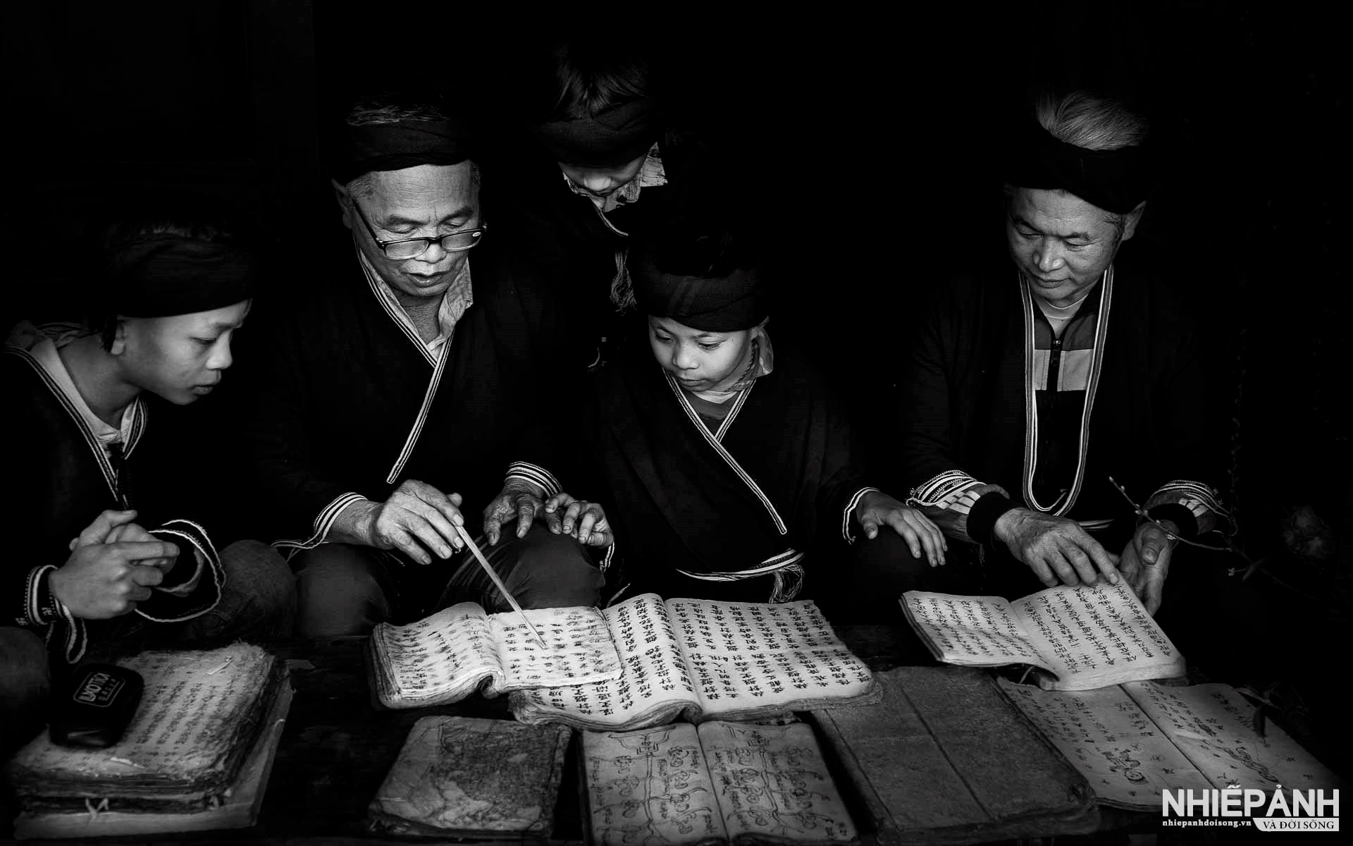 W_137-vn25-mono-acc-doc-chu-ngay-xuan-do-thu-quyen-vietnam.jpg